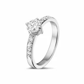 0.70 quilates anillo solitario diamante de oro blanco con diamantes en los lados 