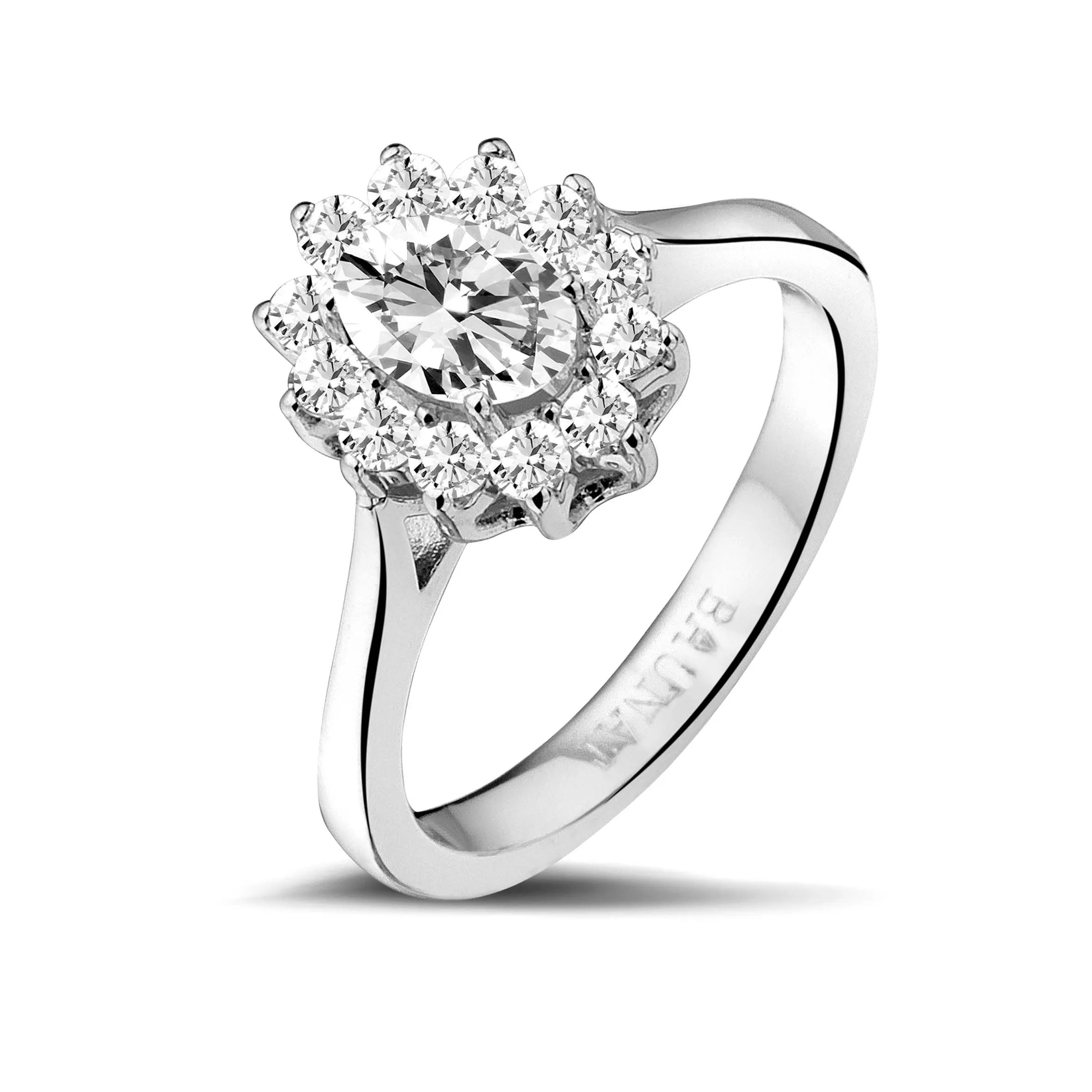 0.90 quilates anillo « entourage » en oro blanco con diamante ovalado 