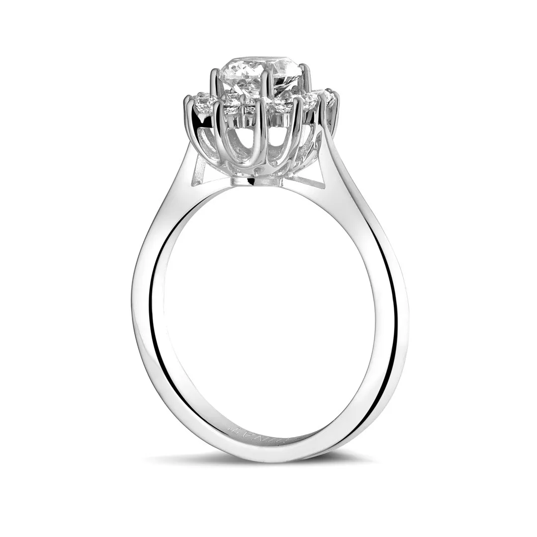 0.90 quilates anillo « entourage » en oro blanco con diamante ovalado 