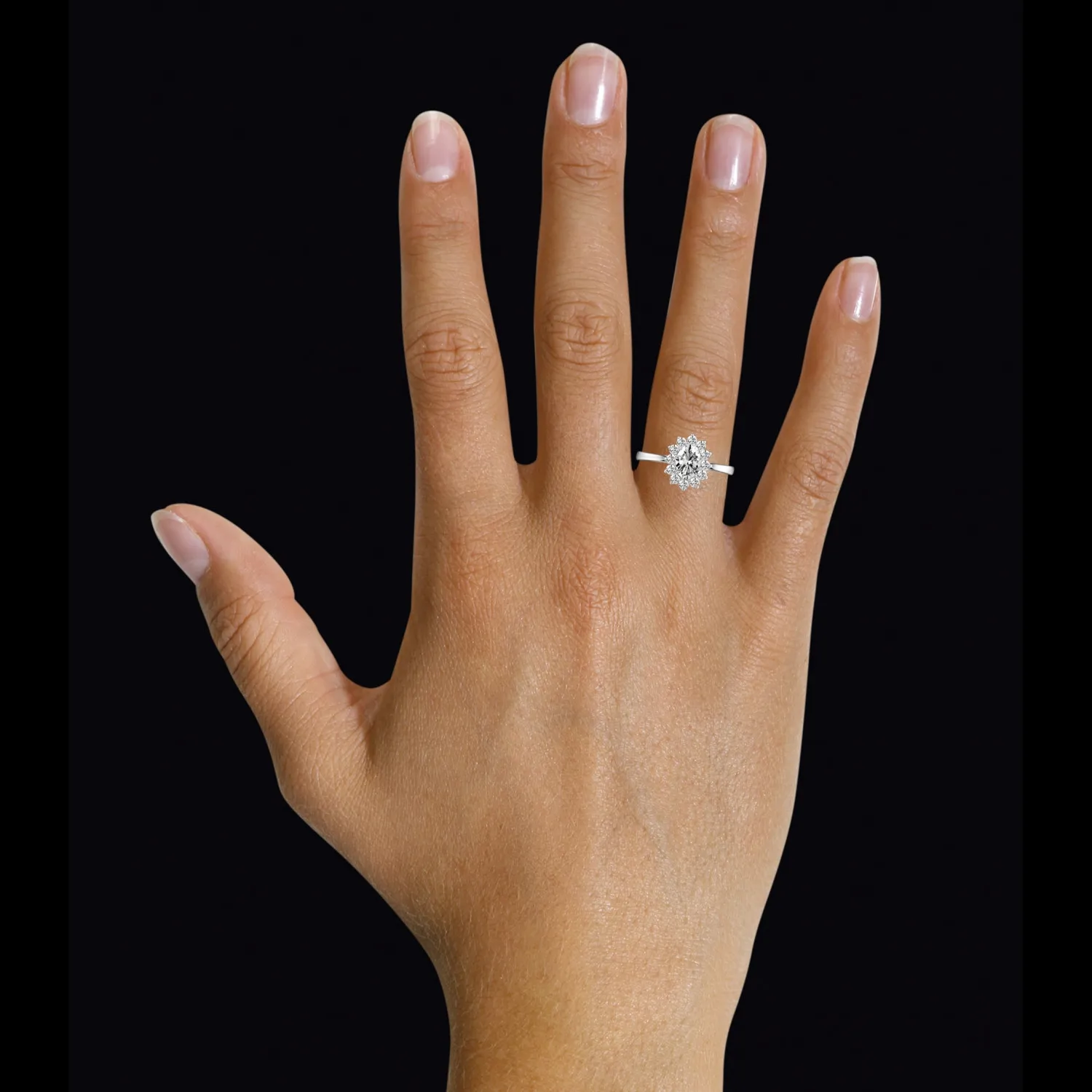 0.90 quilates anillo « entourage » en oro blanco con diamante ovalado 