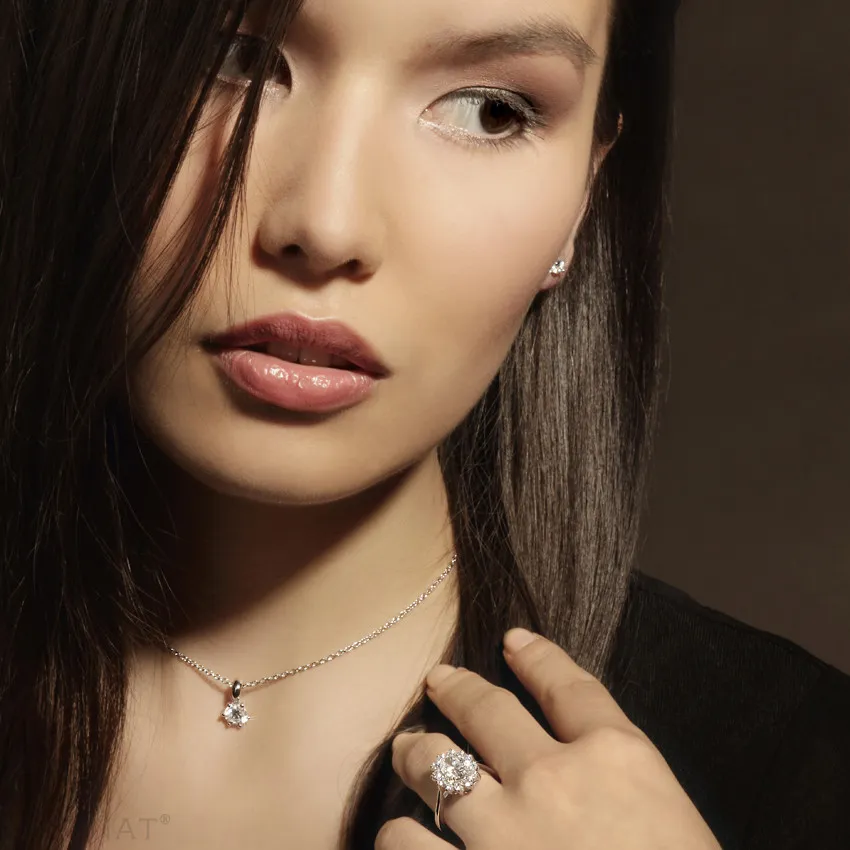 0.90 quilates anillo « entourage » en oro blanco con diamante ovalado 
