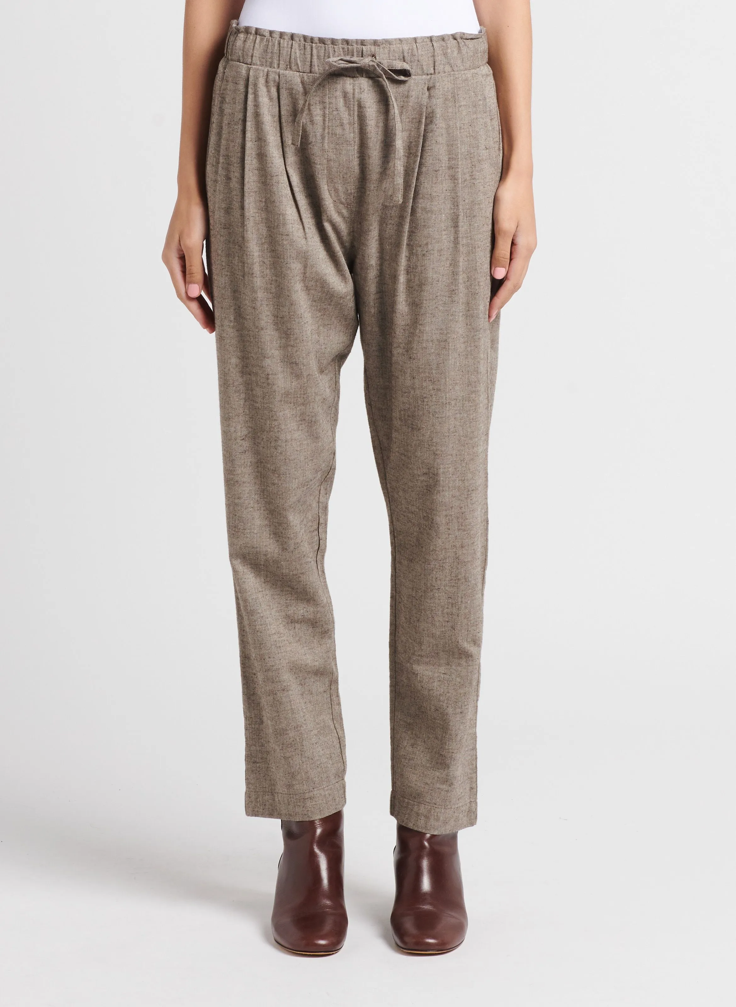 ALFRED  PANTALóN DE ALGODóN CON PINZAS EN BEIGE