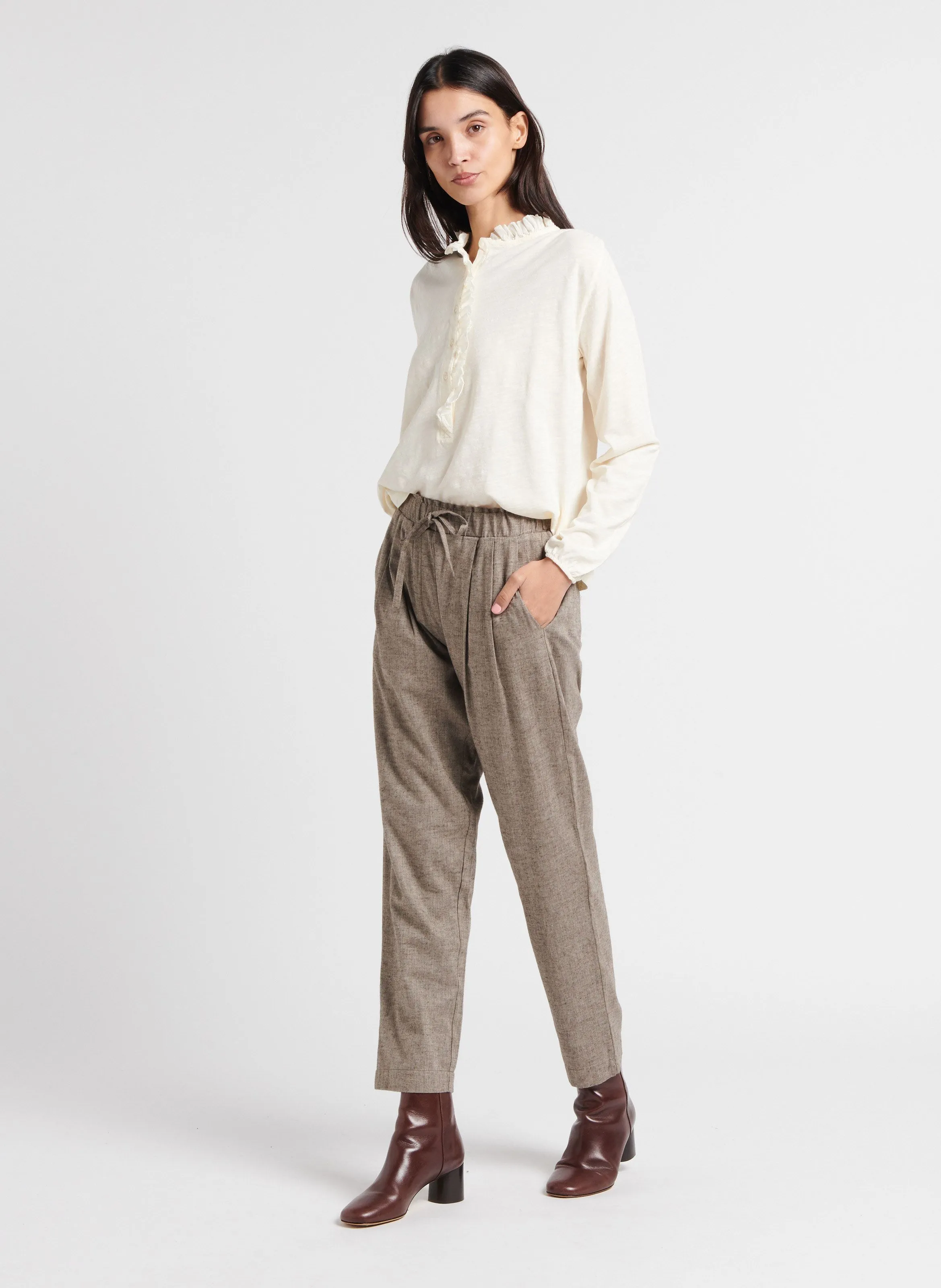 ALFRED  PANTALóN DE ALGODóN CON PINZAS EN BEIGE