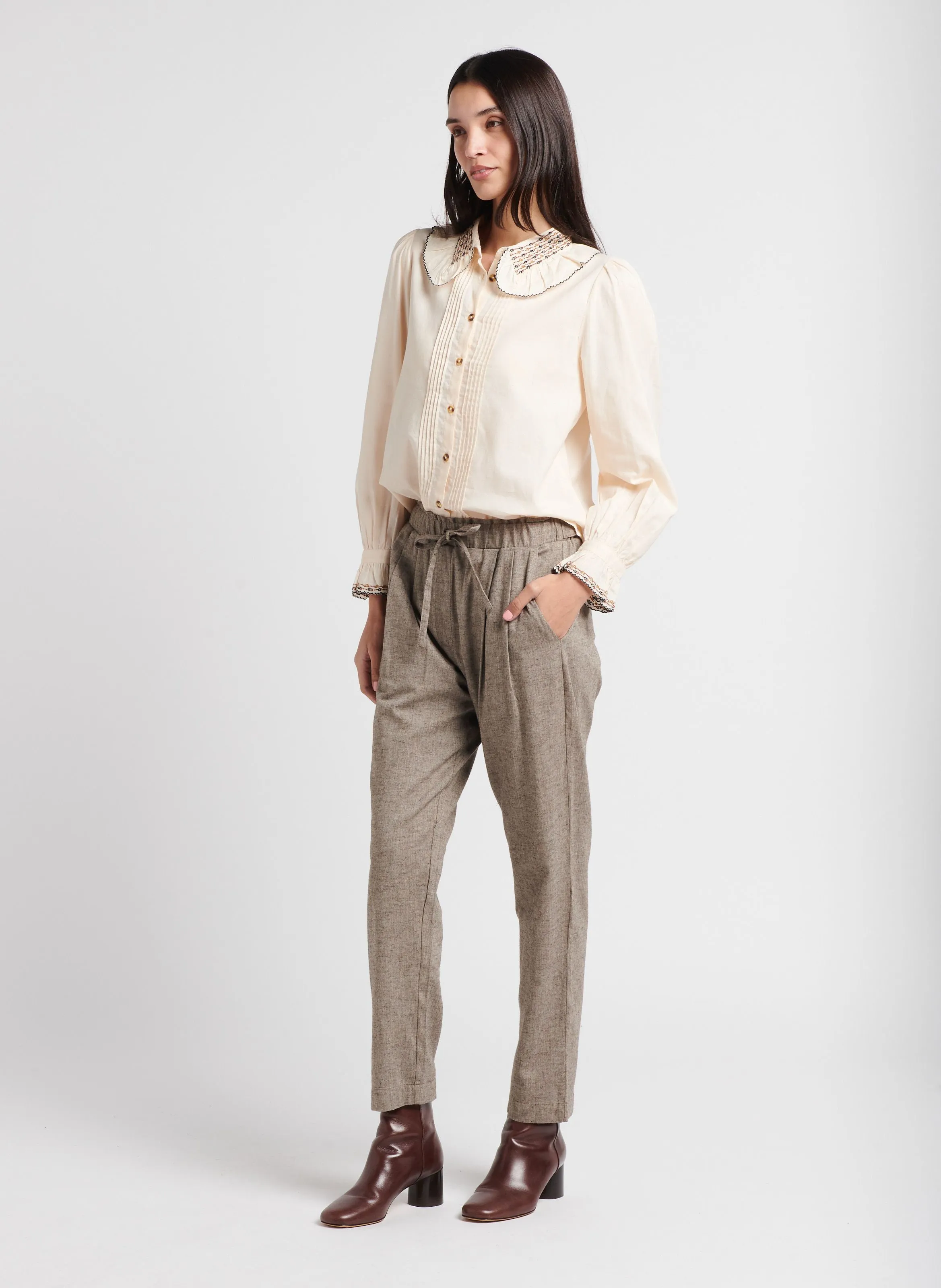 ALFRED  PANTALóN DE ALGODóN CON PINZAS EN BEIGE