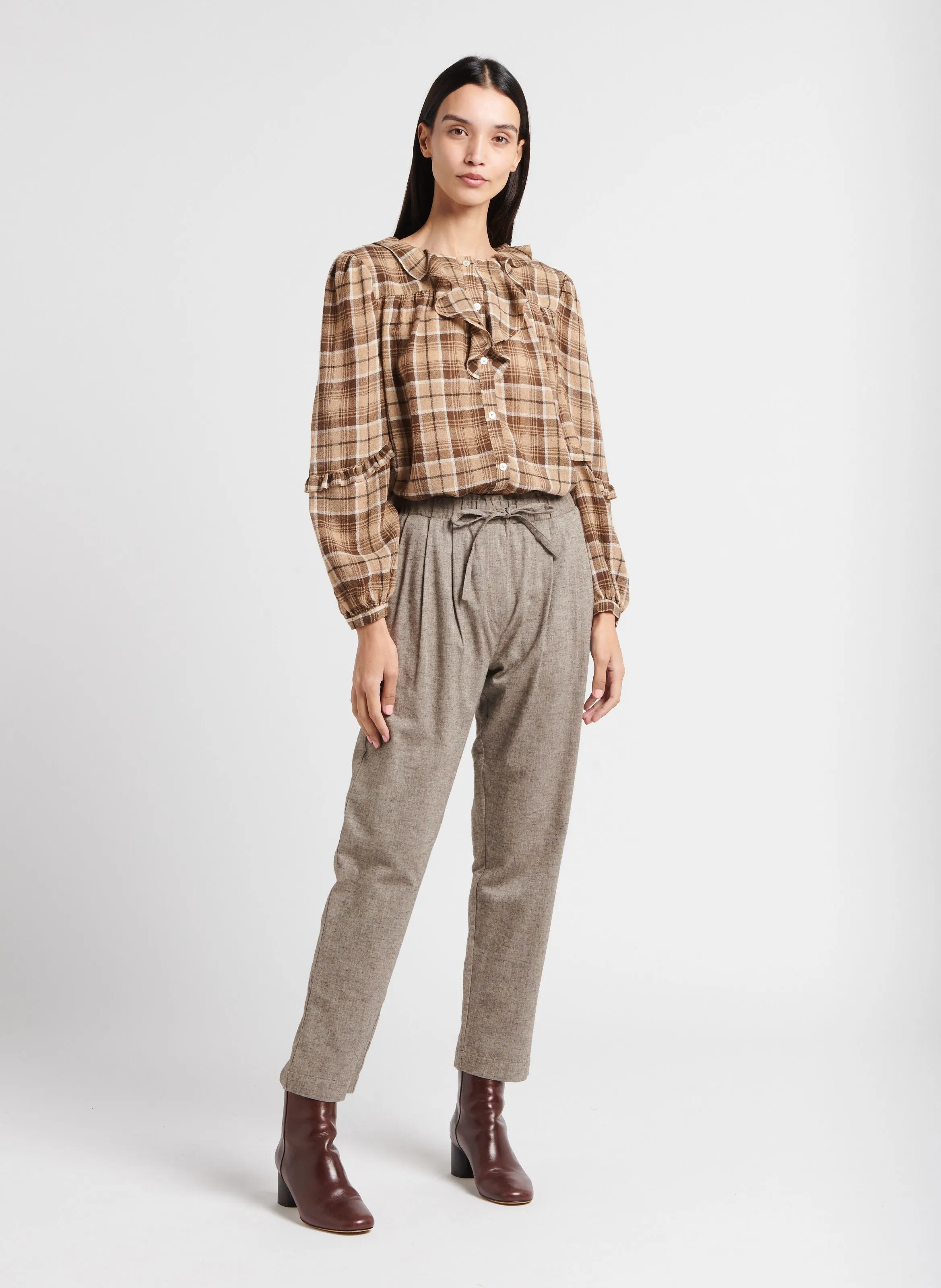 ALFRED  PANTALóN DE ALGODóN CON PINZAS EN BEIGE