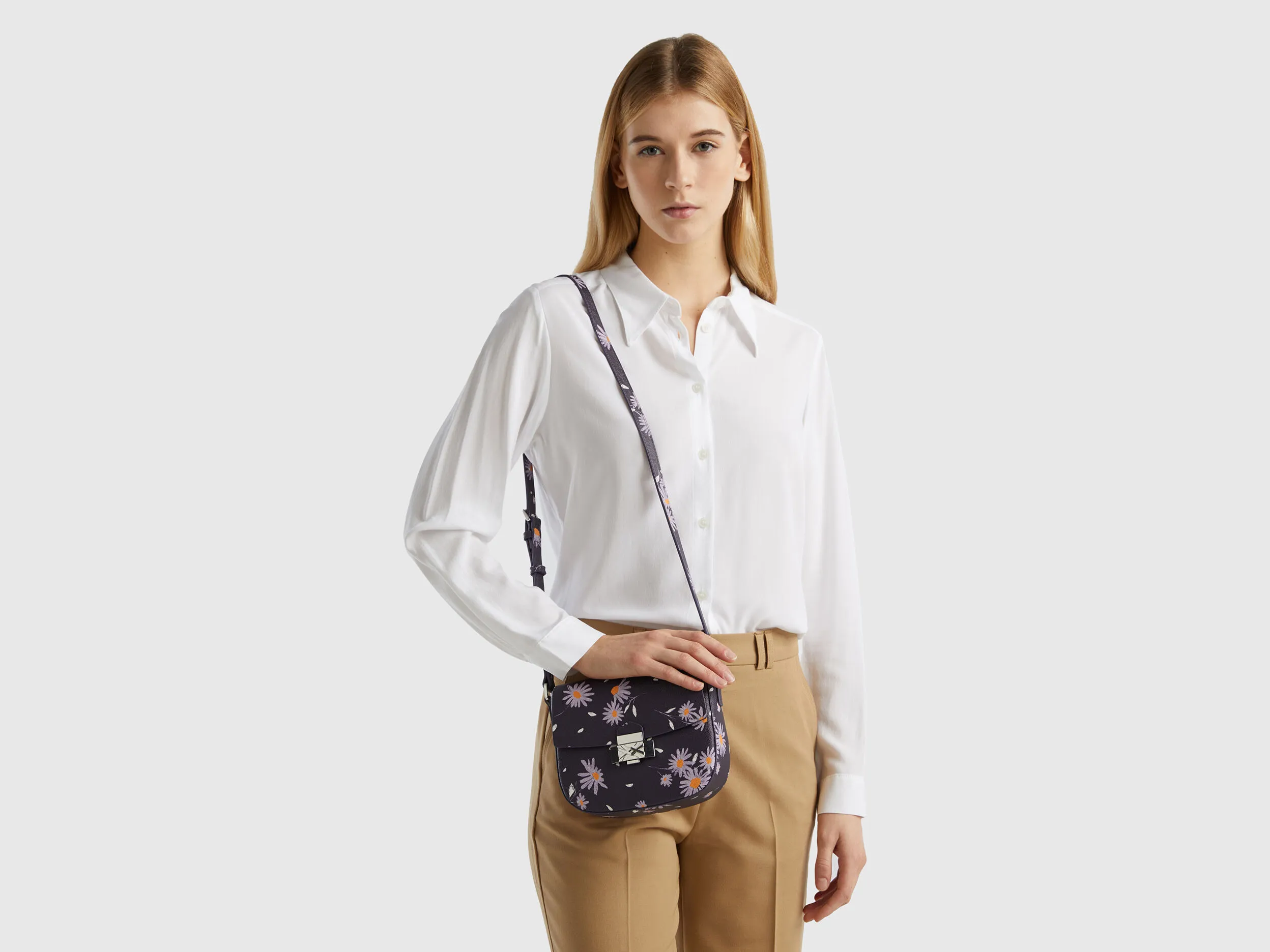 Bolso floral de tejido con efecto piel
