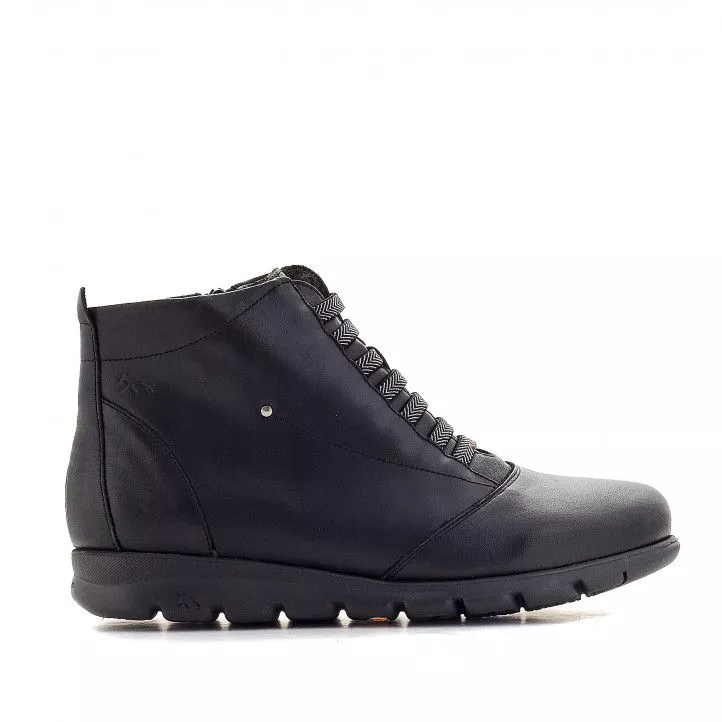 Botines planos Fluchos negros con elástico y detalle metálico