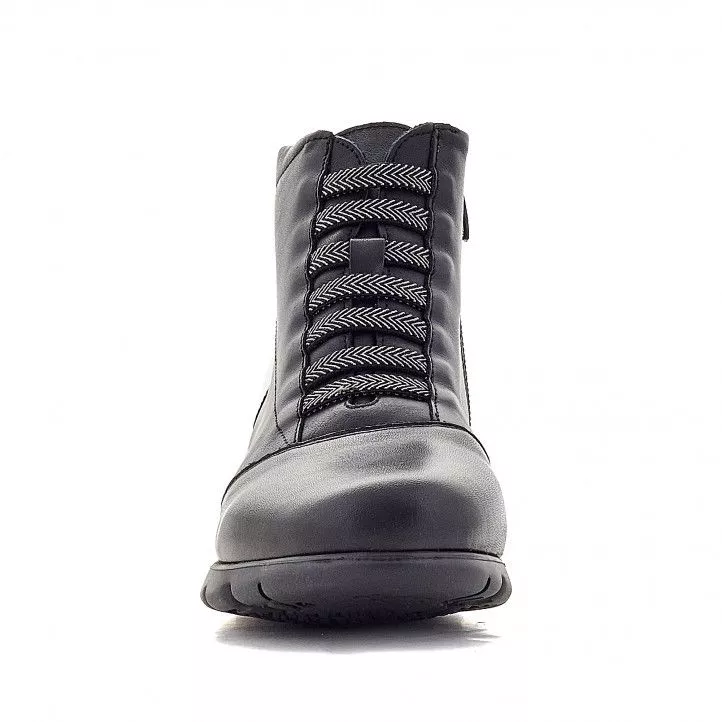 Botines planos Fluchos negros con elástico y detalle metálico