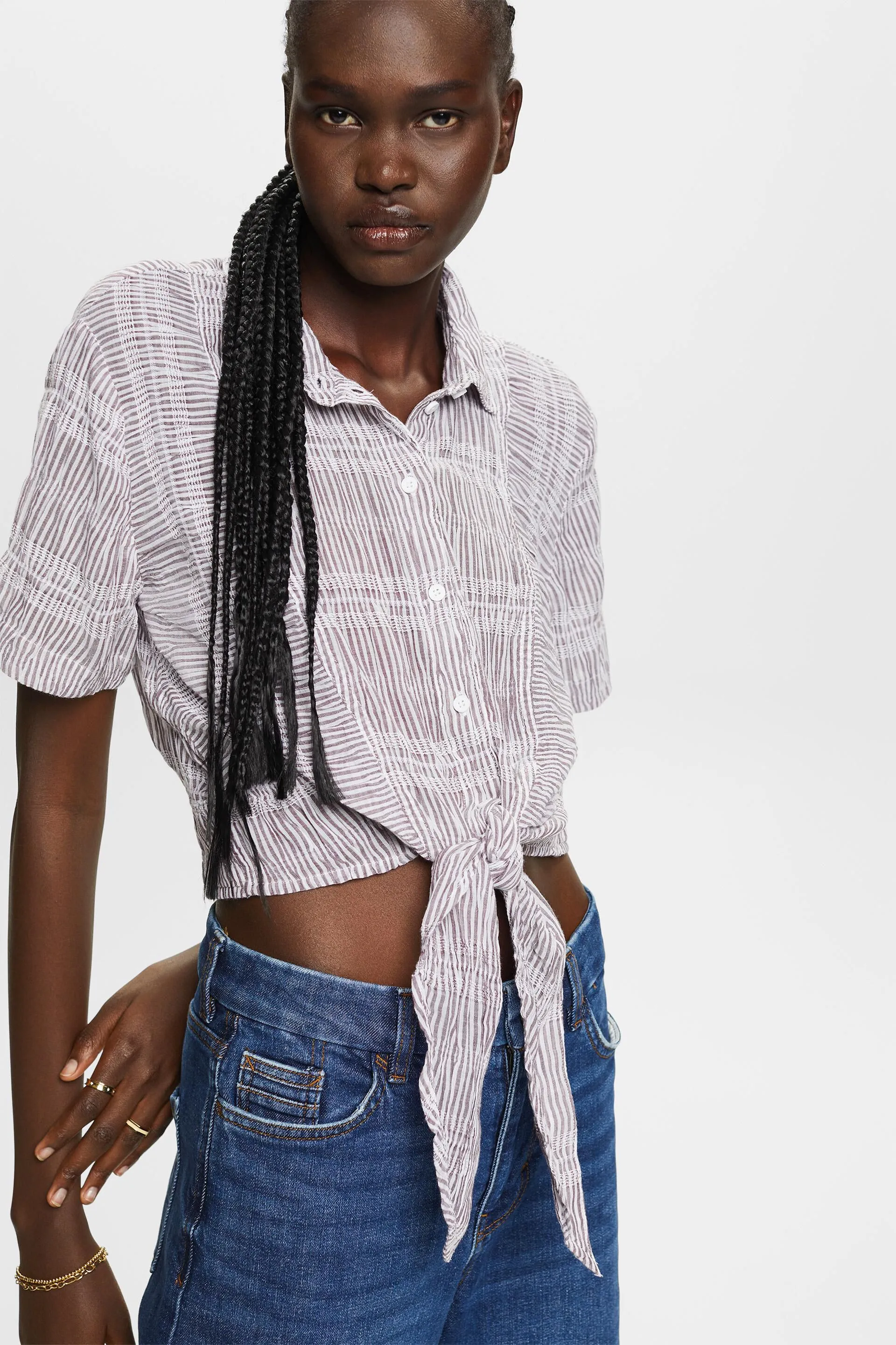 Camisa corta con detalle anudado