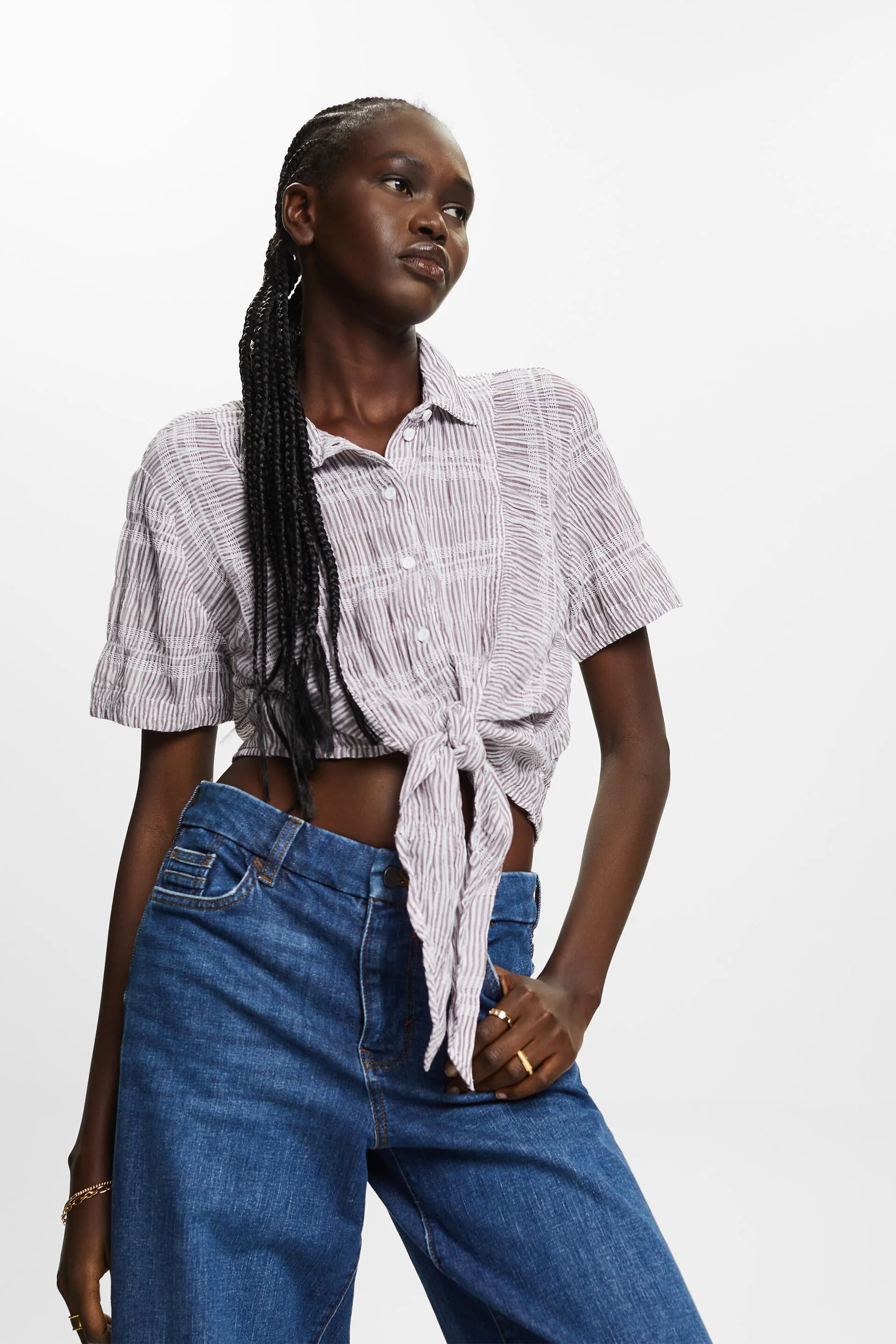 Camisa corta con detalle anudado