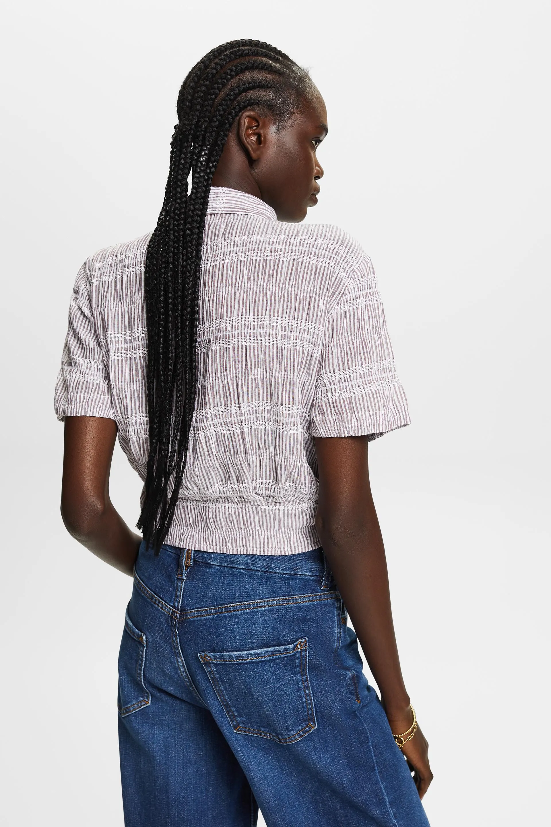 Camisa corta con detalle anudado