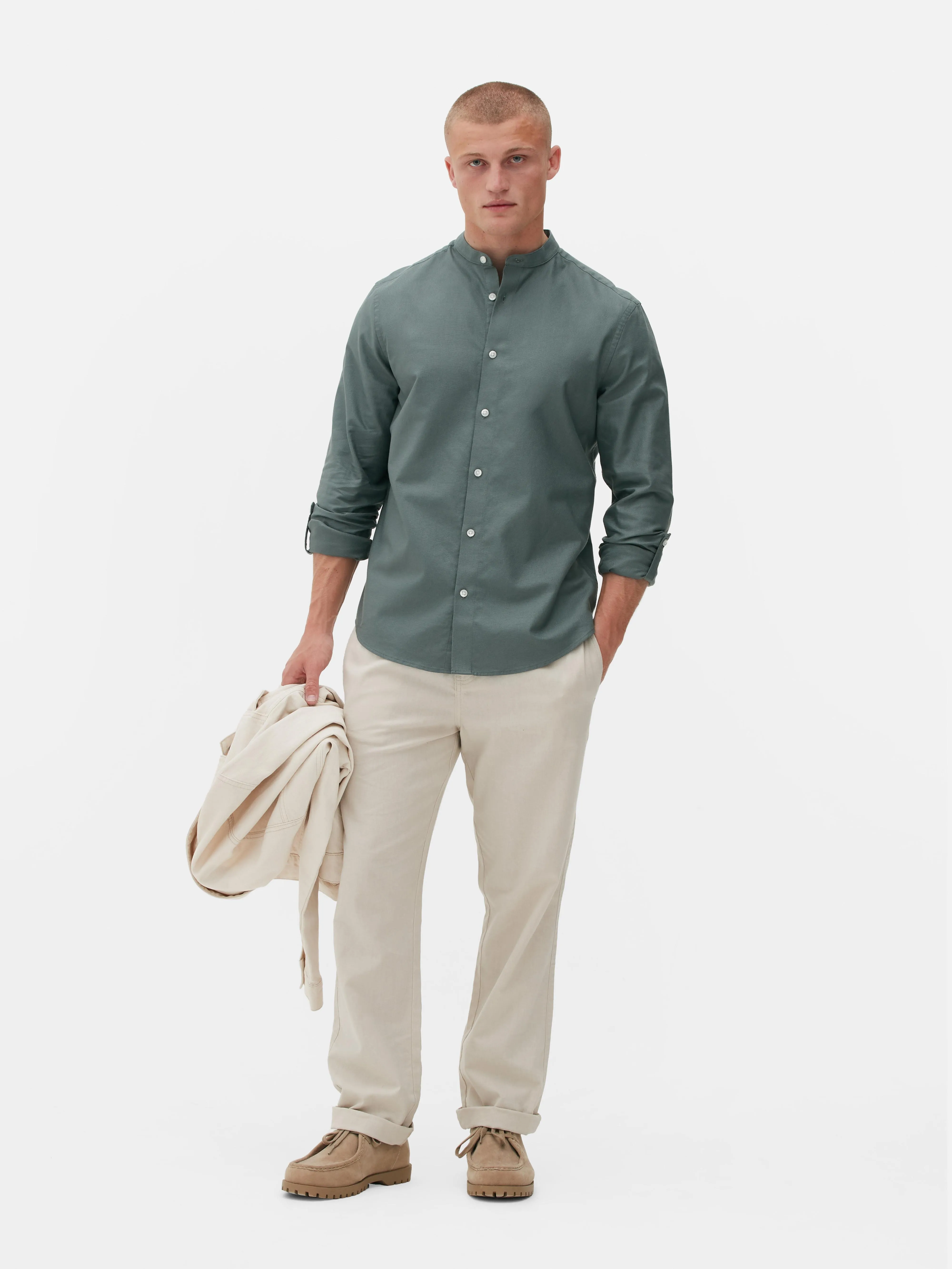 Camisa de mangas enrolladas con botones