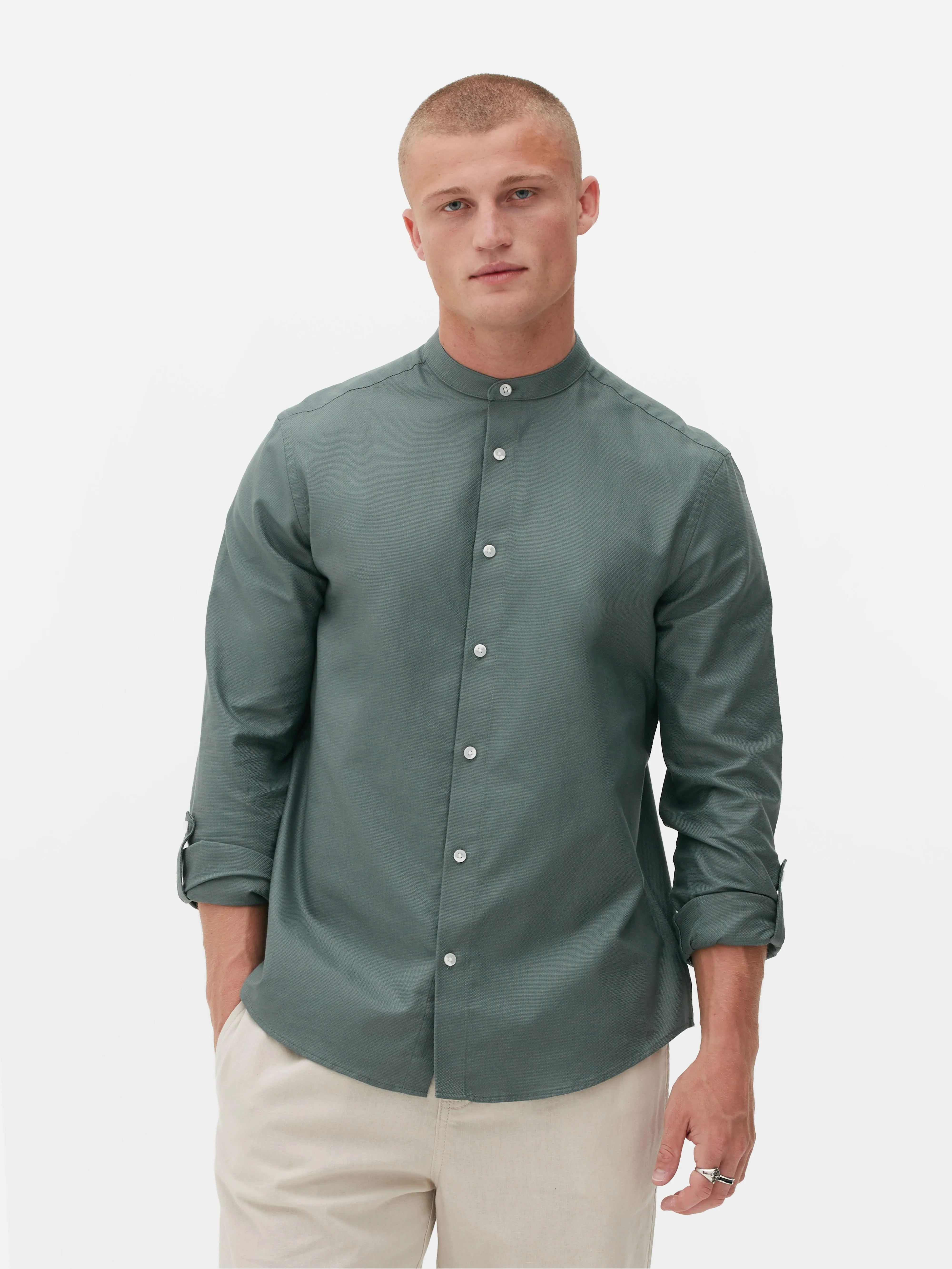Camisa de mangas enrolladas con botones