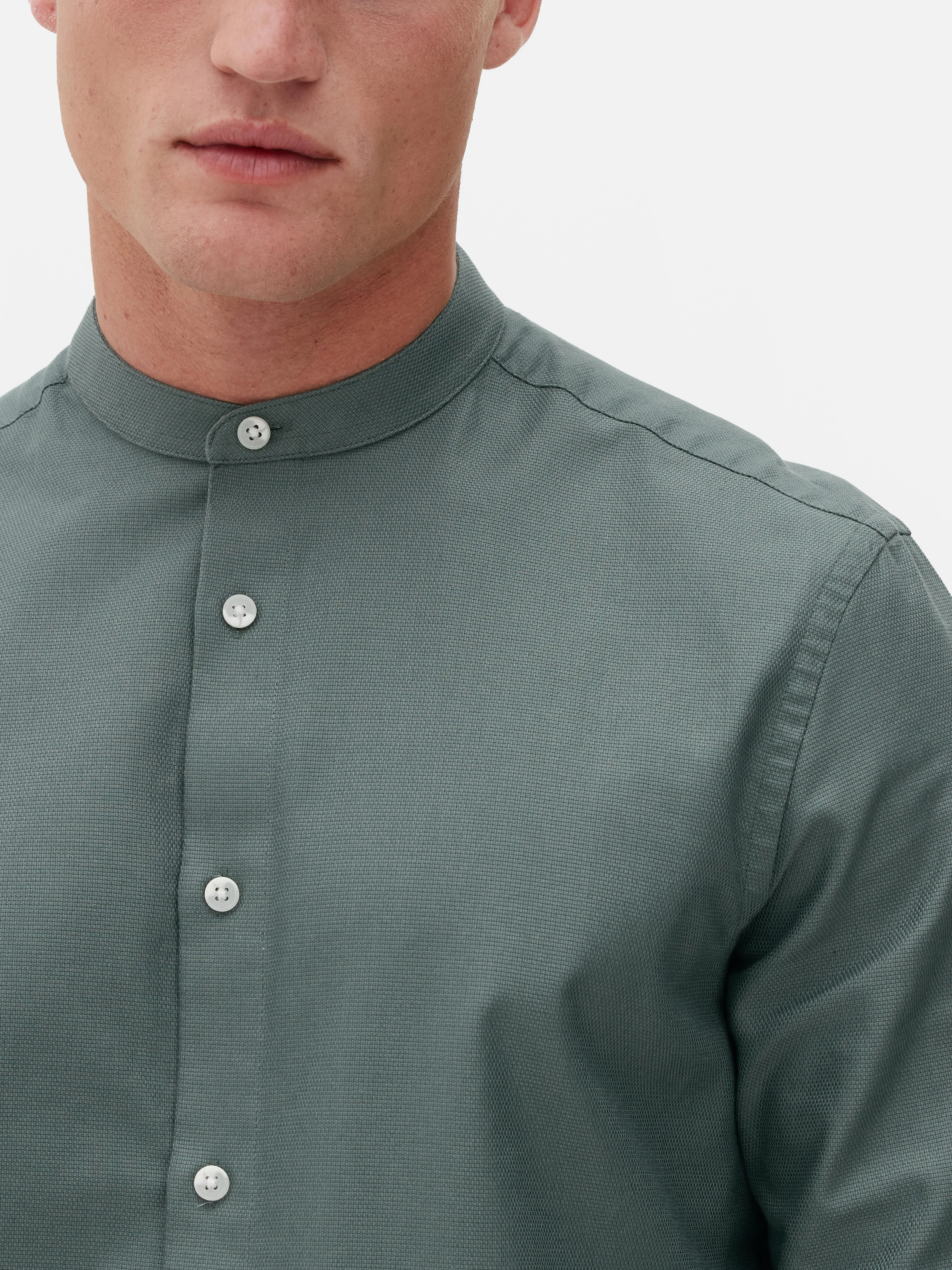 Camisa de mangas enrolladas con botones