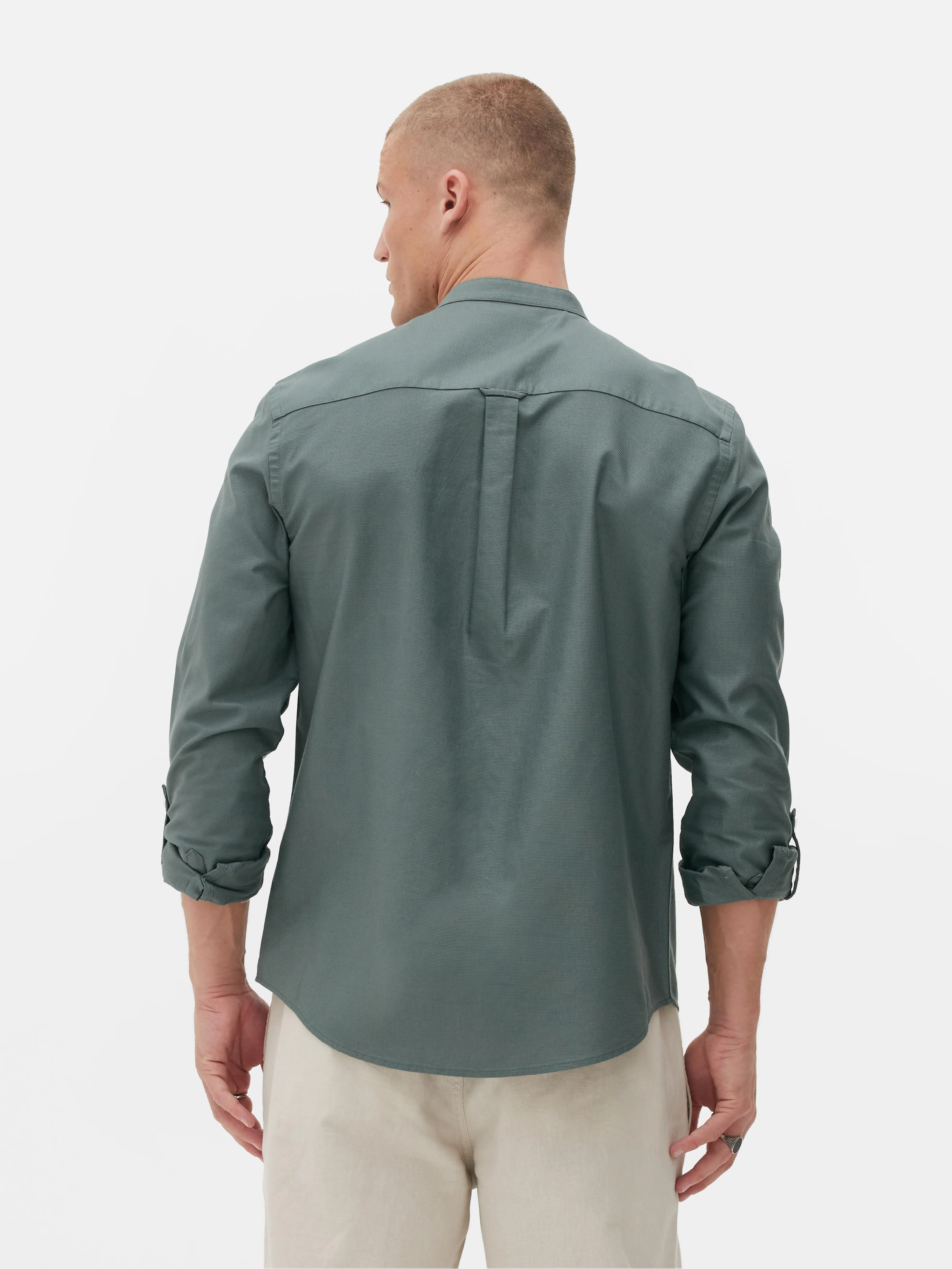 Camisa de mangas enrolladas con botones