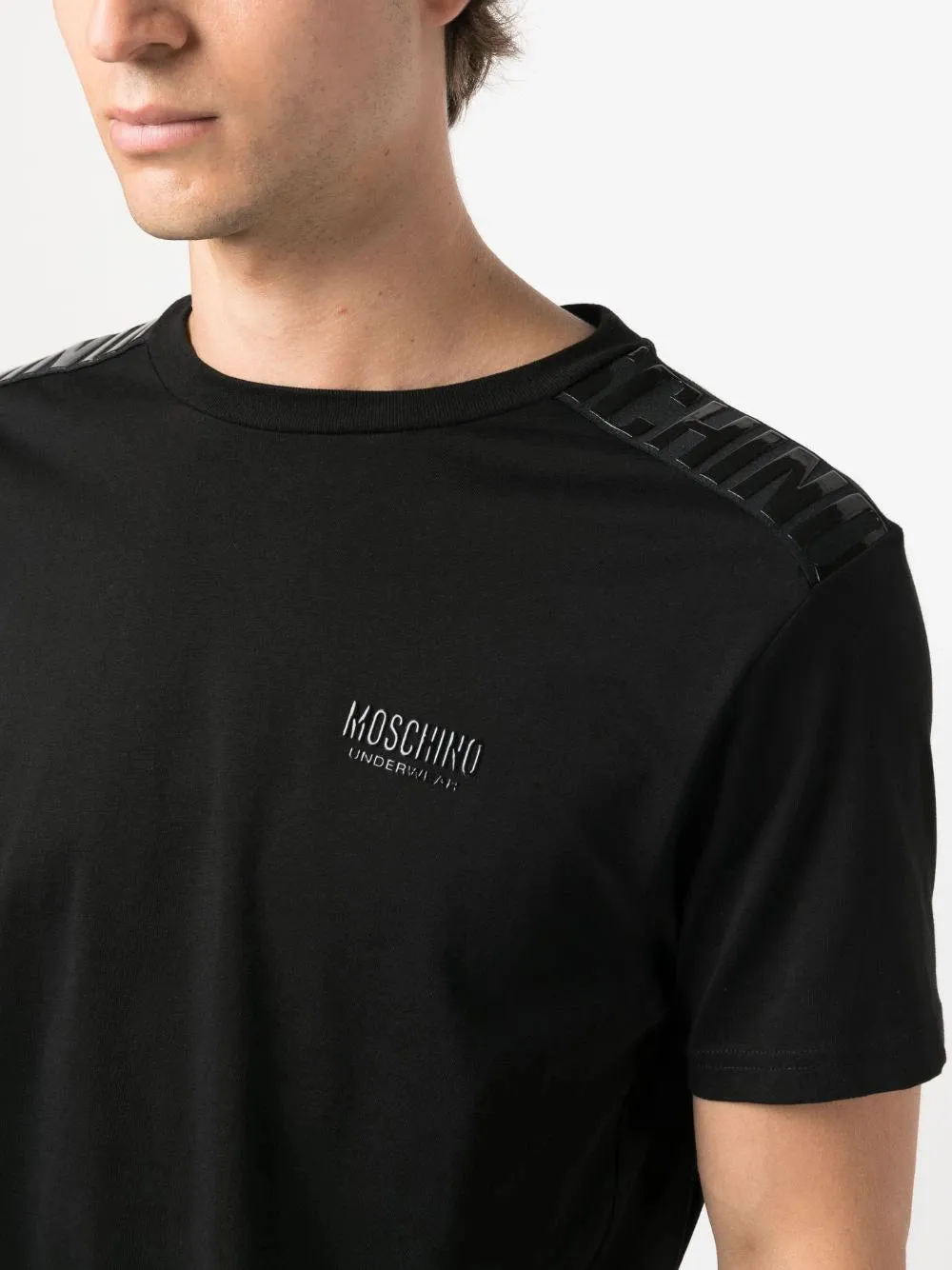 CAMISETA LOGOTIPO HOMBRO NEGRA