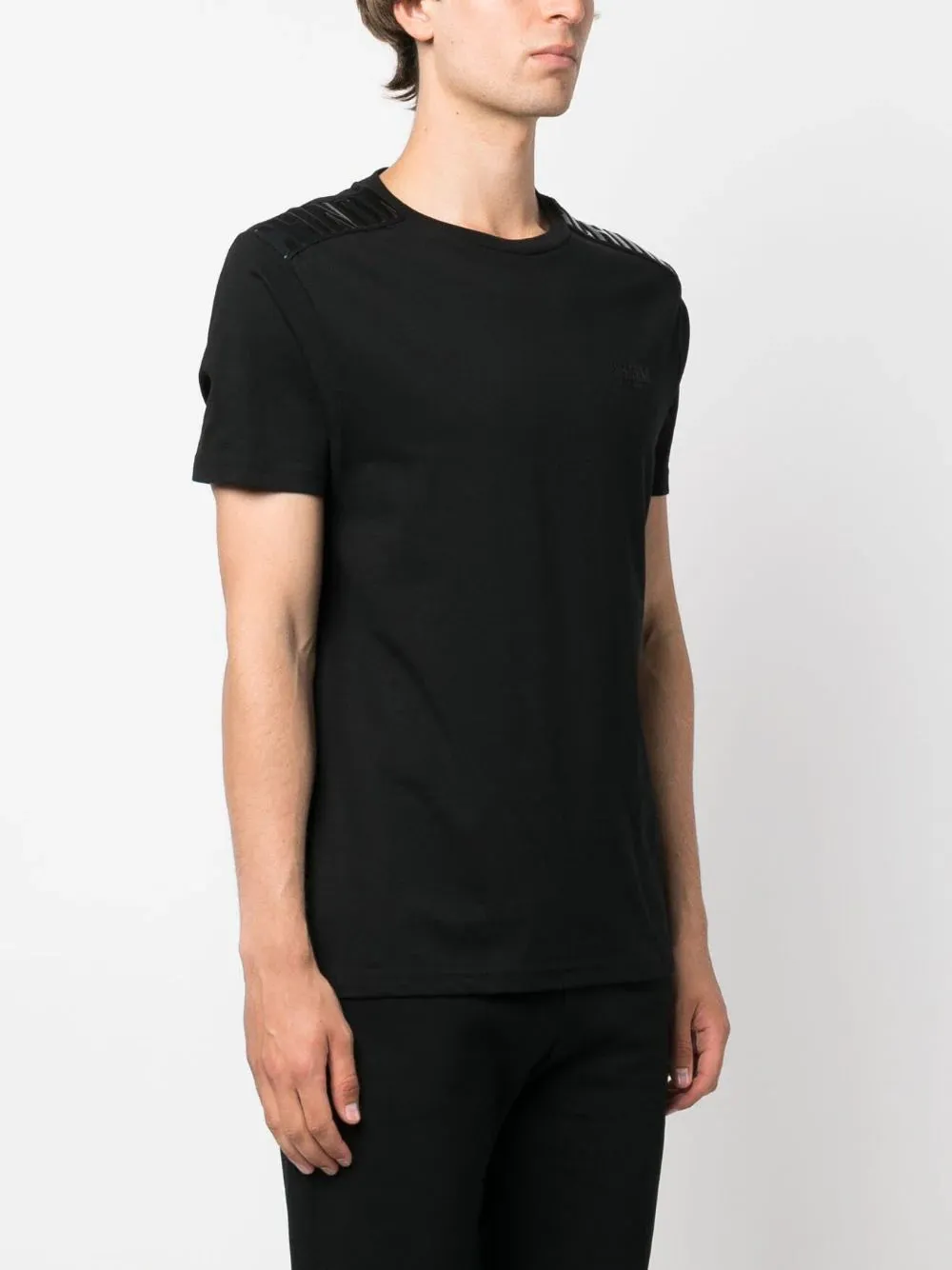 CAMISETA LOGOTIPO HOMBRO NEGRA