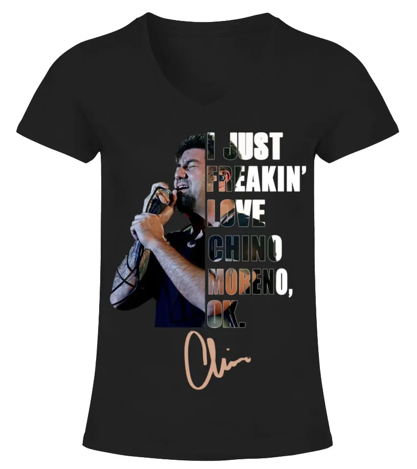 I JUST FREAKIN' LOVE CHINO MORENO , OK. Camiseta cuello pico Mujer