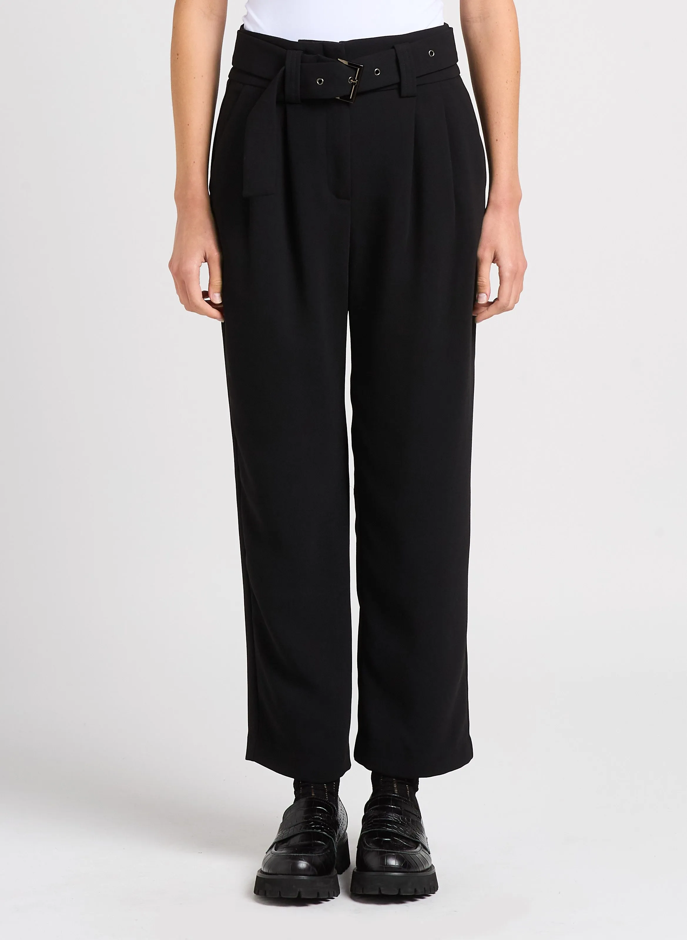 JARED  PANTALóN DE TALLE ALTO CON PINZAS EN NEGRO