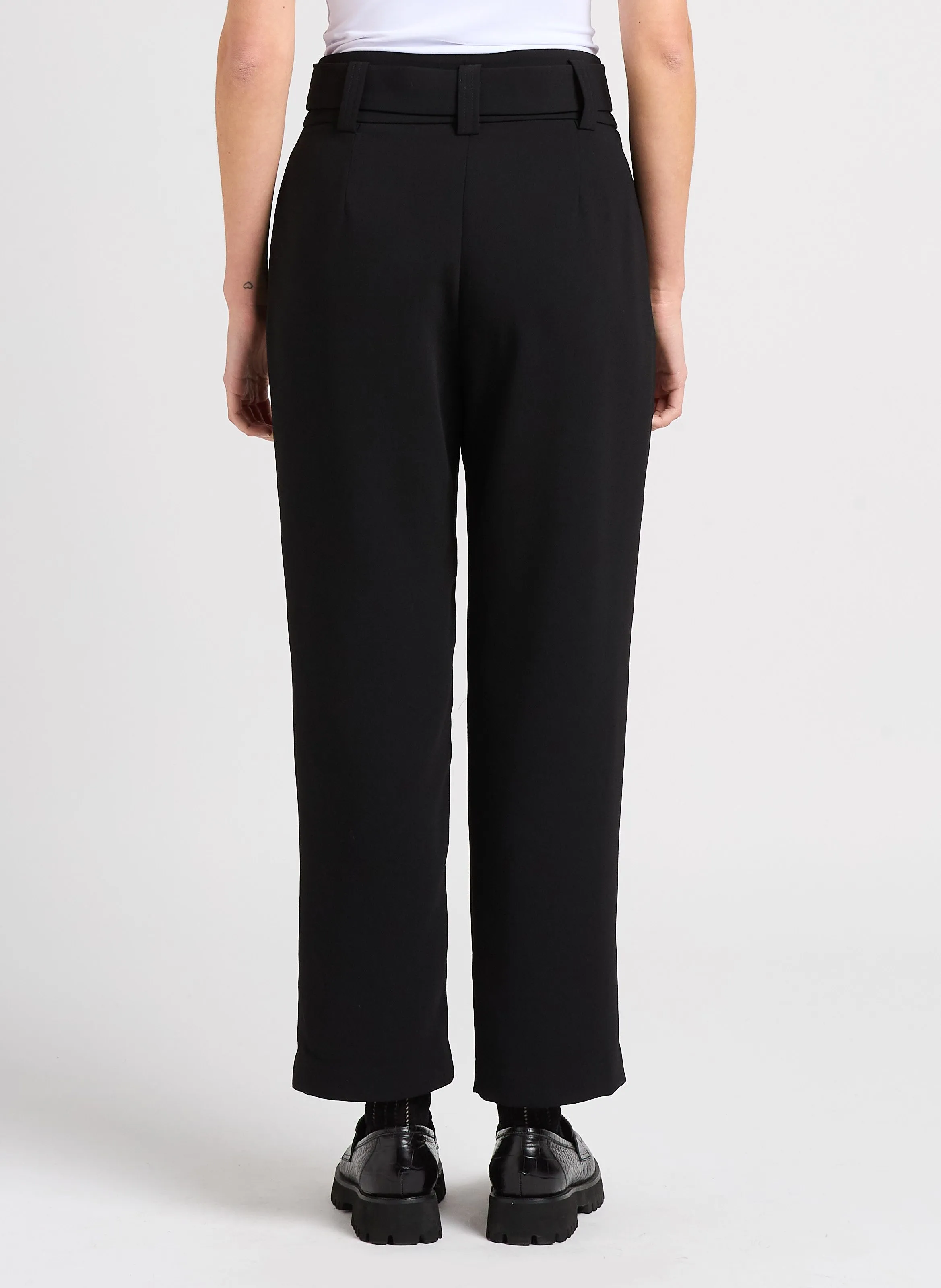 JARED  PANTALóN DE TALLE ALTO CON PINZAS EN NEGRO