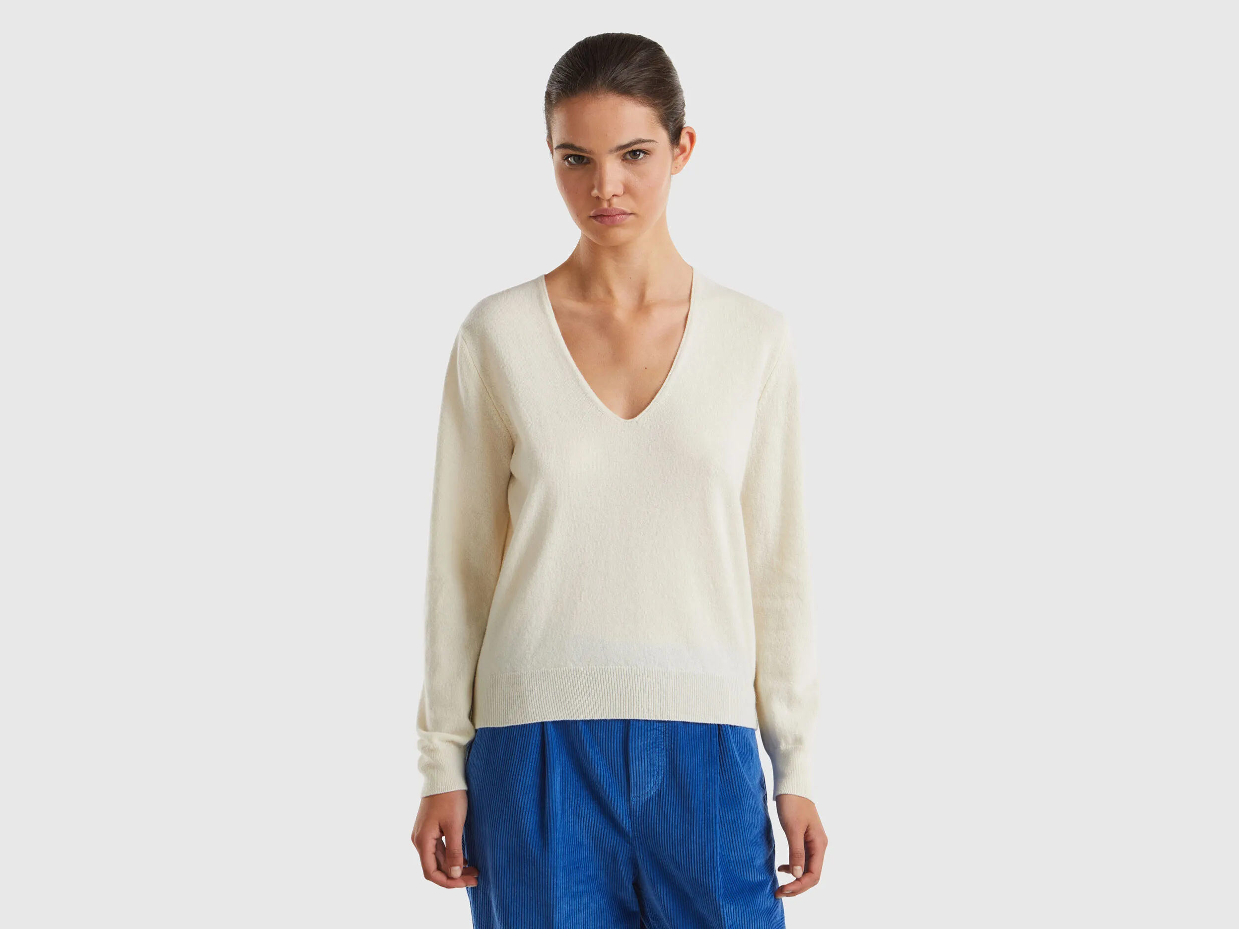 Jersey crema cuello en V en pura lana merina