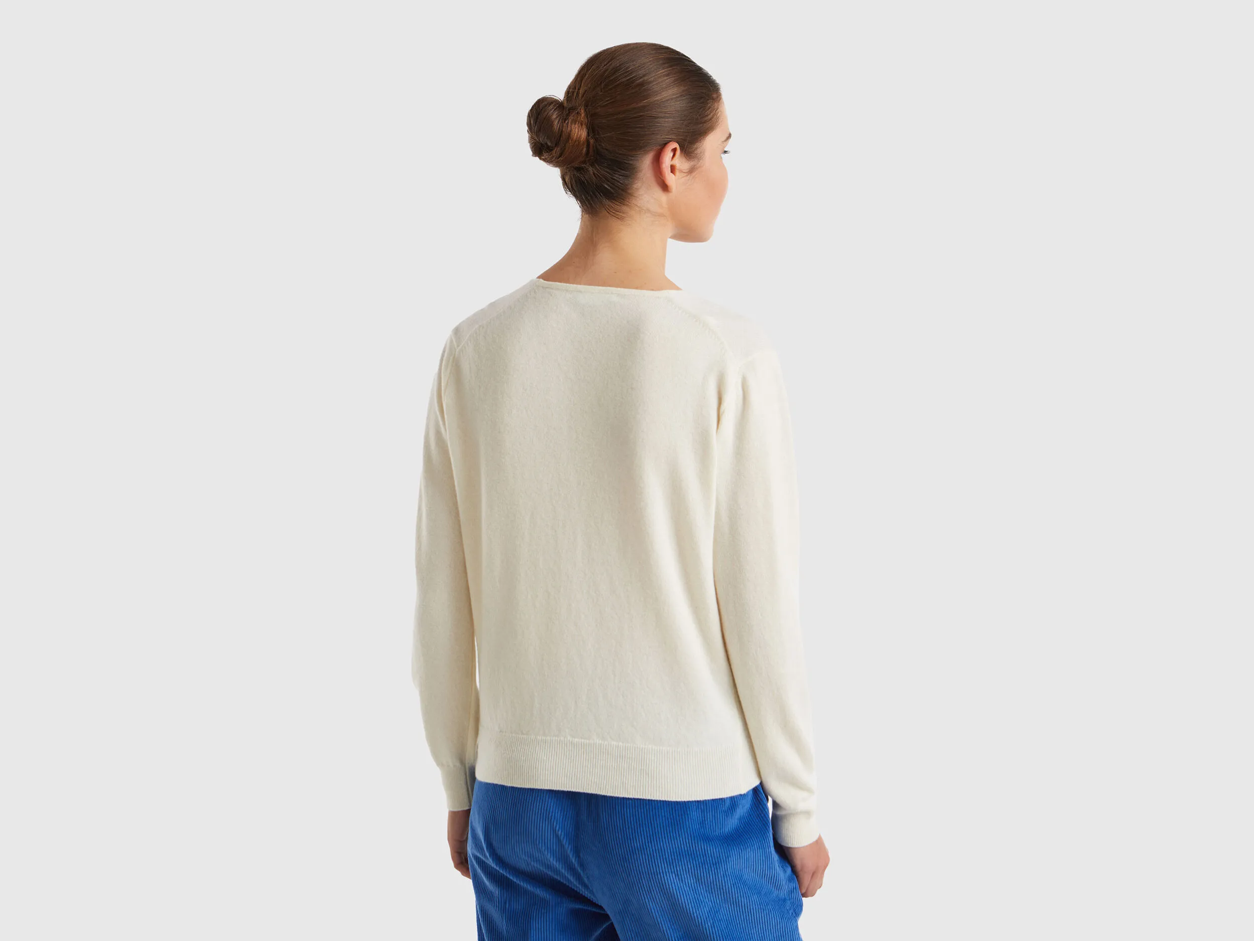 Jersey crema cuello en V en pura lana merina