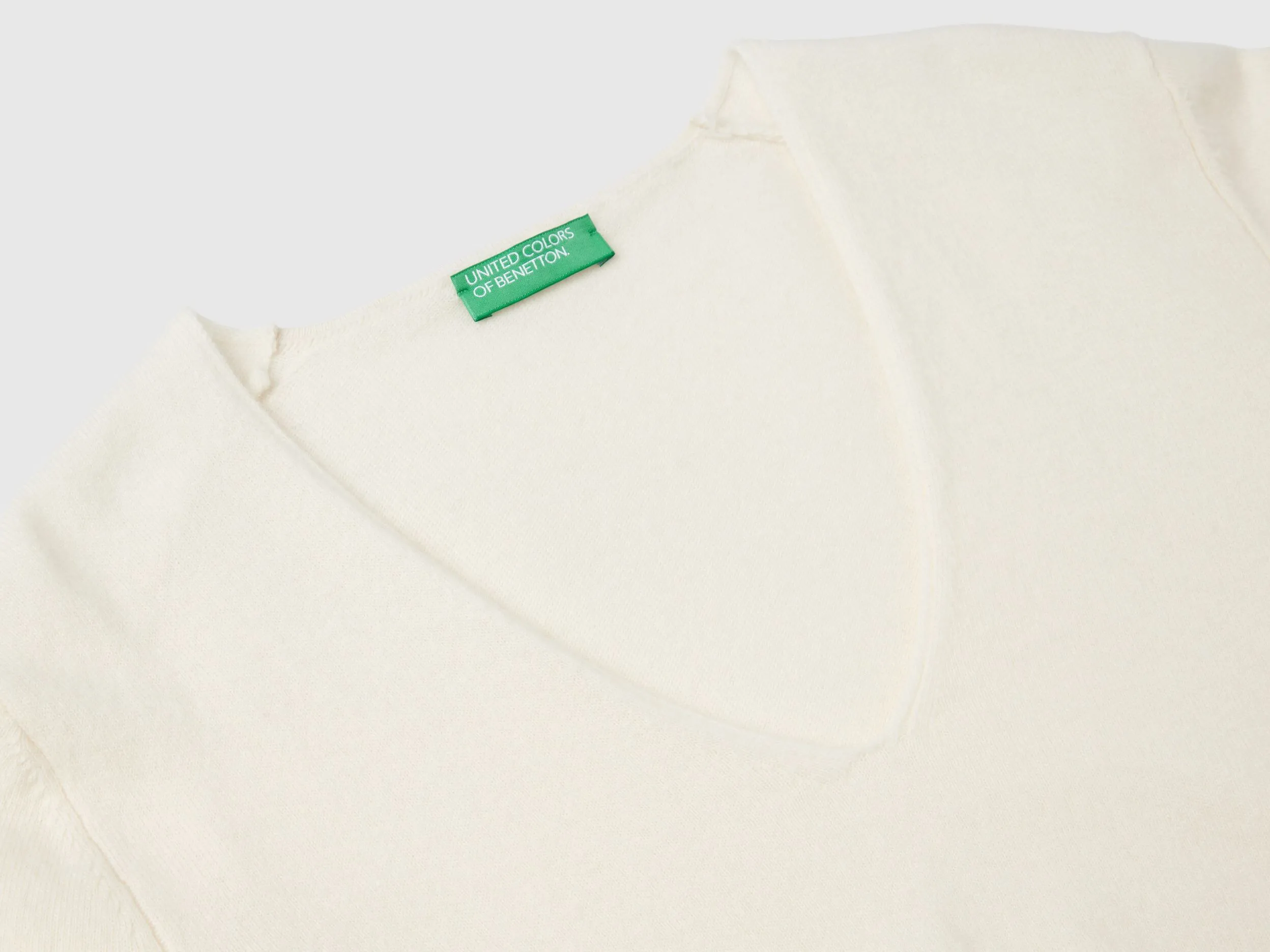 Jersey crema cuello en V en pura lana merina
