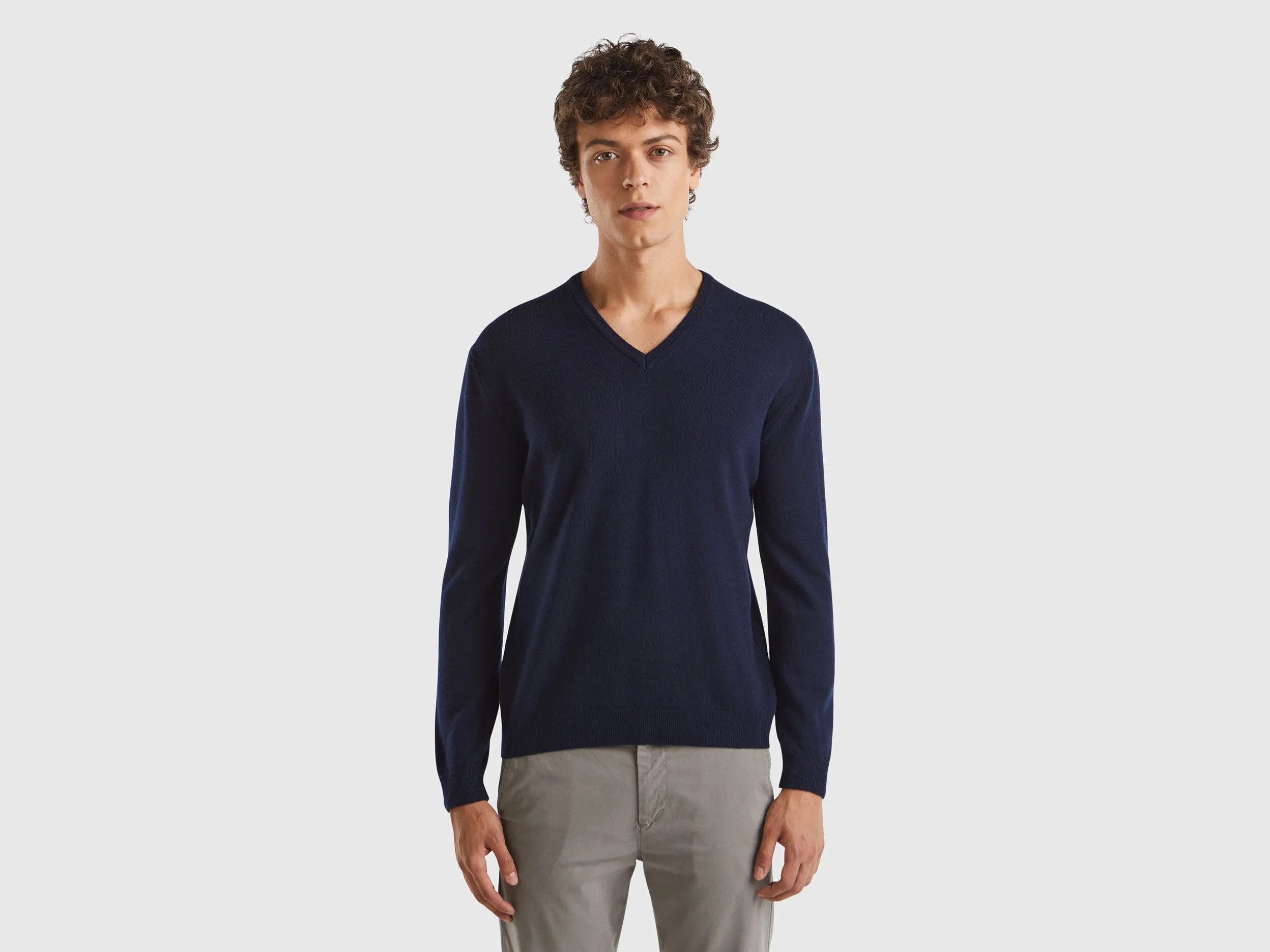 Jersey de pura lana Merina azul oscuro con escote de pico