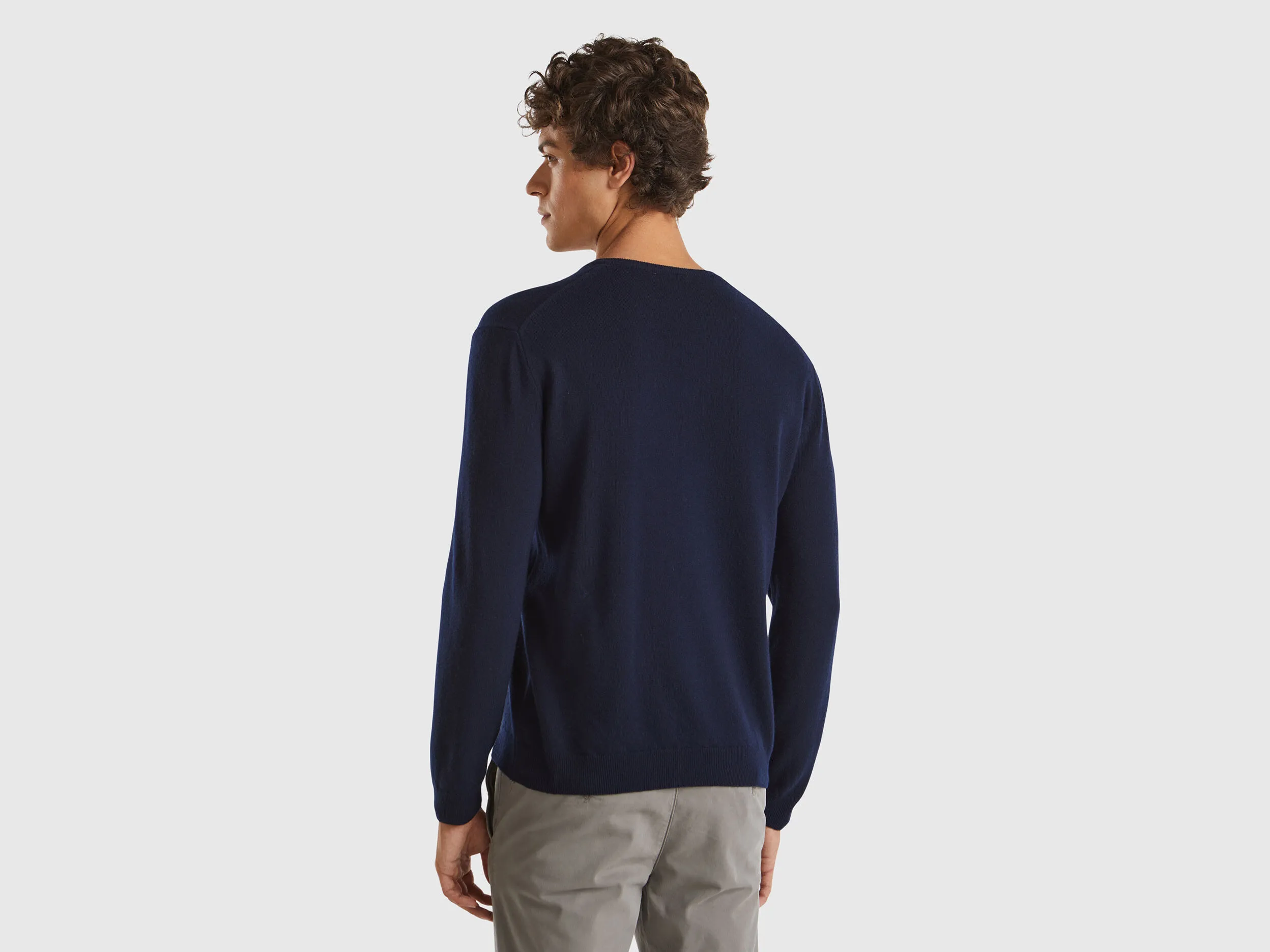 Jersey de pura lana Merina azul oscuro con escote de pico