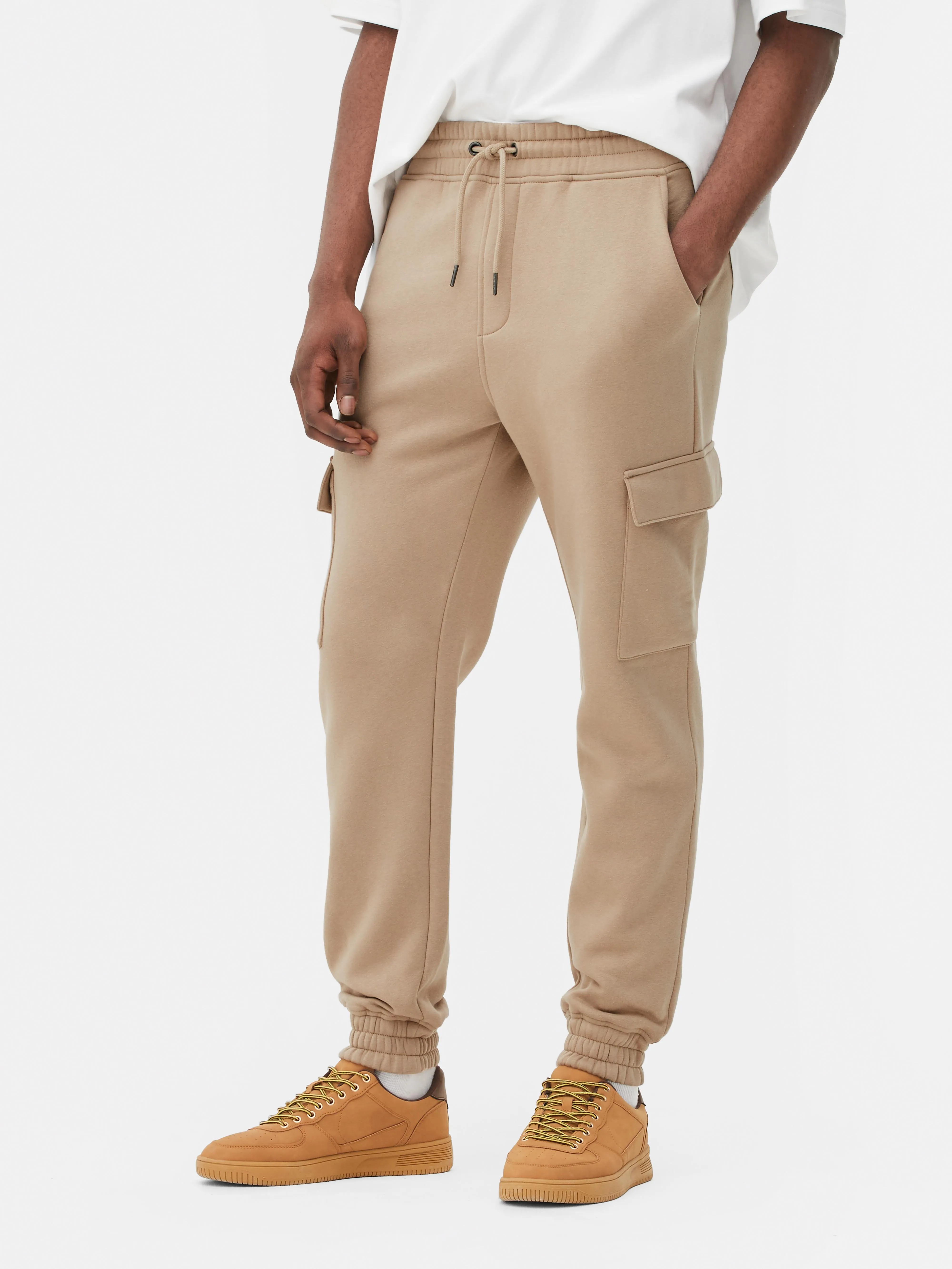 Joggers estilo cargo con bajos ajustados