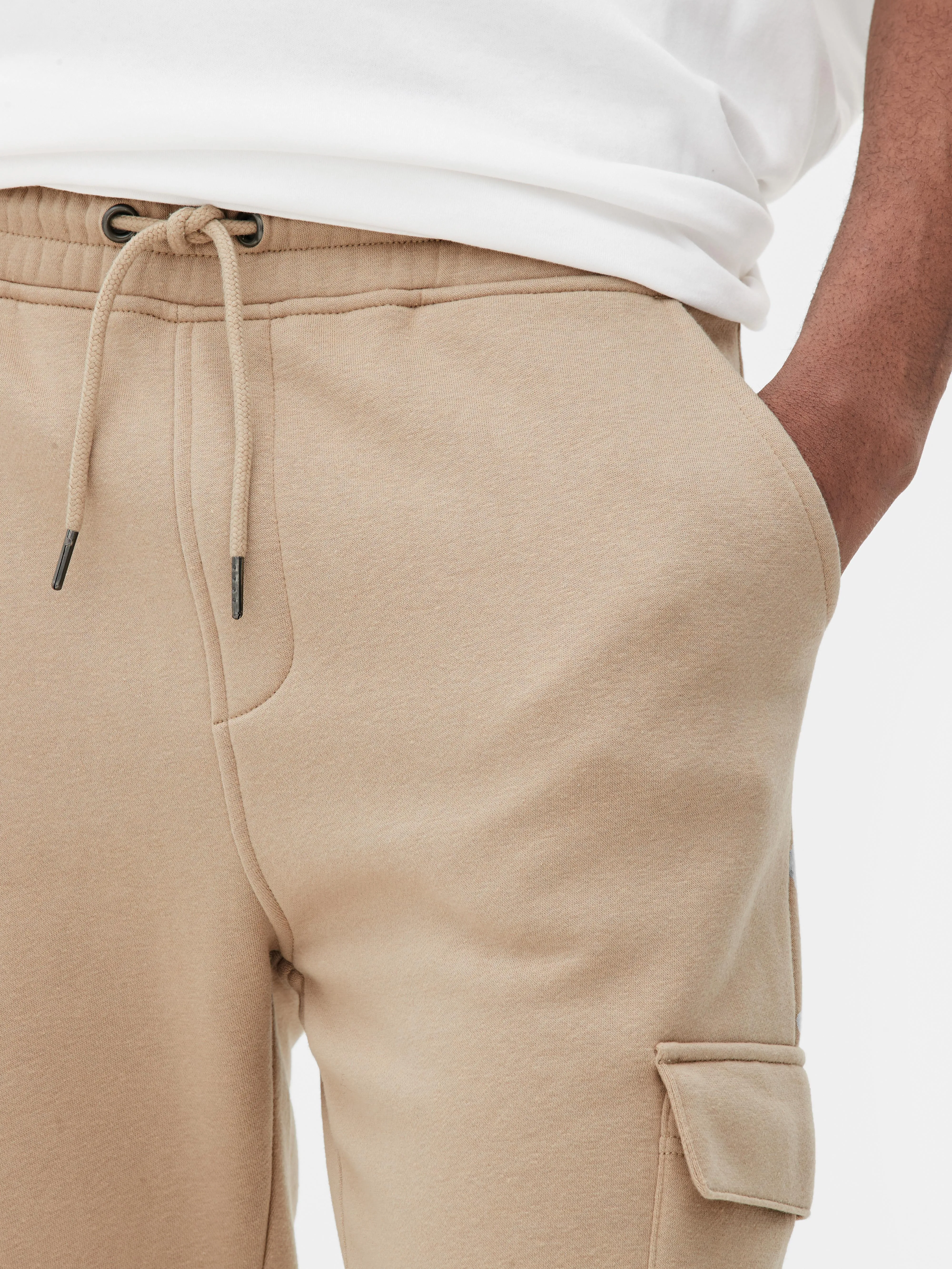 Joggers estilo cargo con bajos ajustados