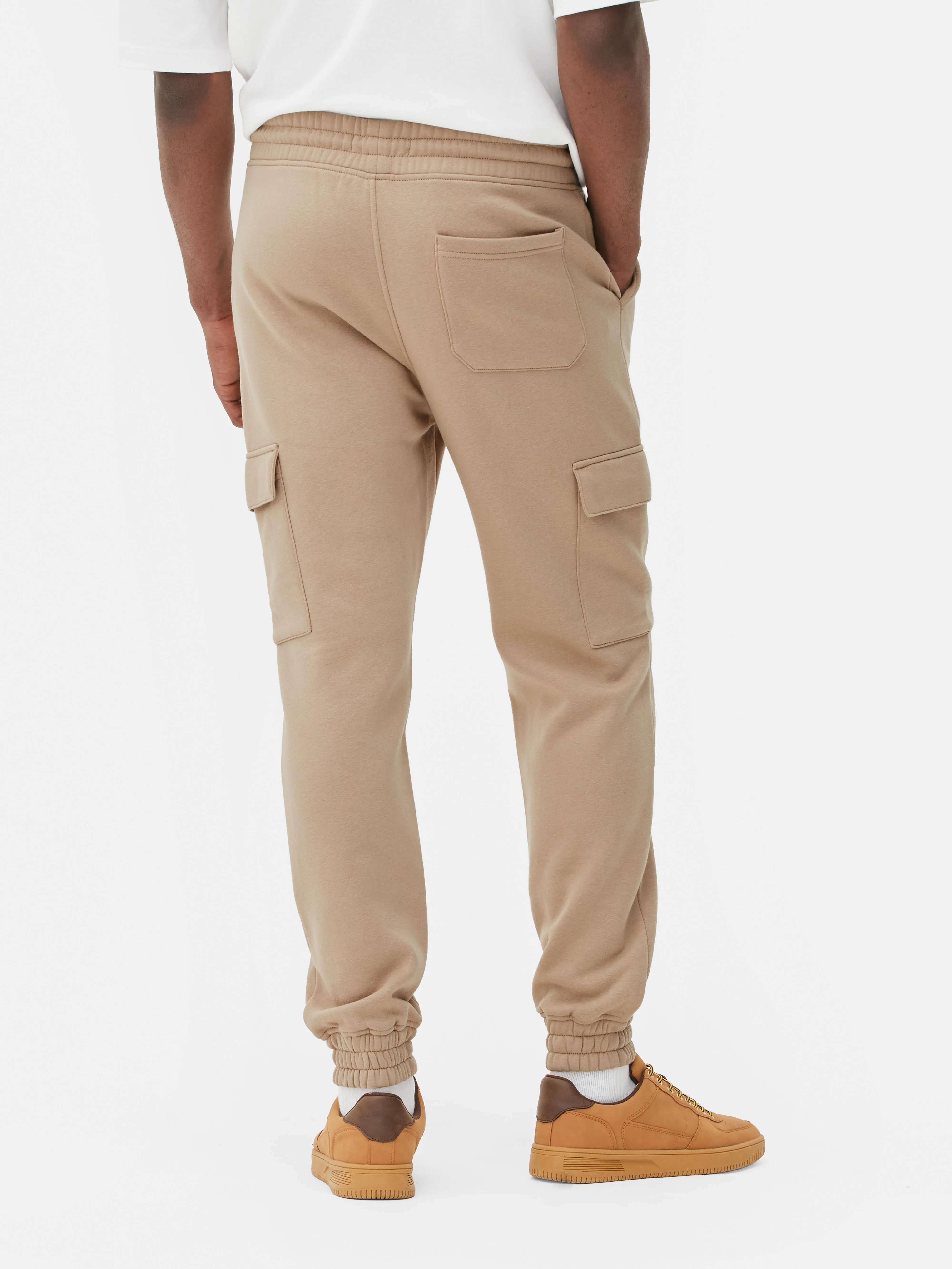 Joggers estilo cargo con bajos ajustados