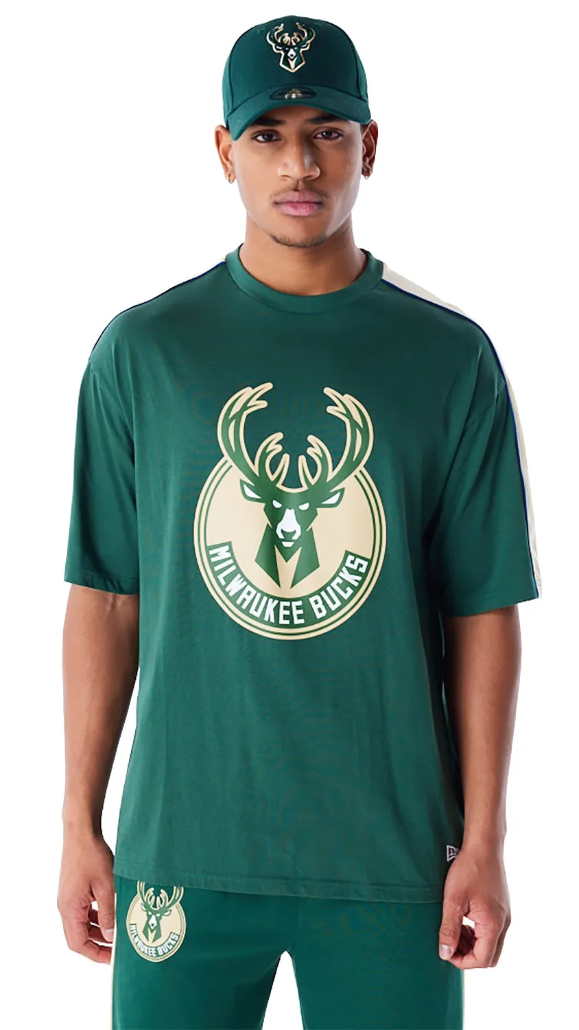 NEW ERA NBA MILWAUKEE BUCKS PANEL OVERSIZED TSHIRT