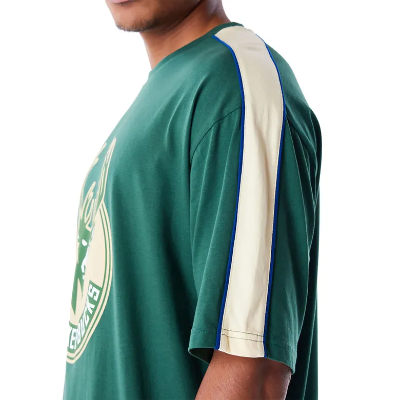 NEW ERA NBA MILWAUKEE BUCKS PANEL OVERSIZED TSHIRT