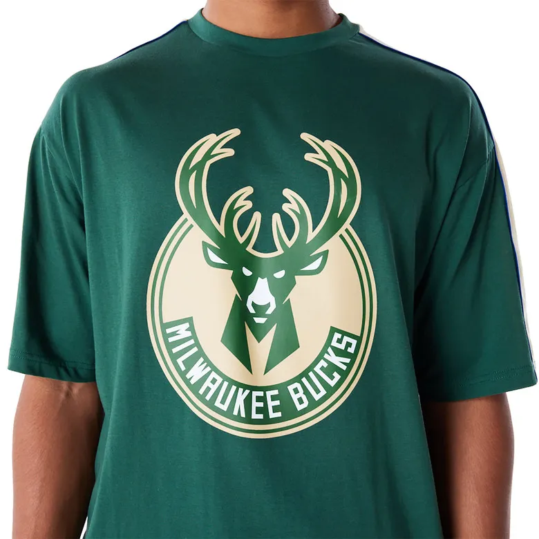 NEW ERA NBA MILWAUKEE BUCKS PANEL OVERSIZED TSHIRT
