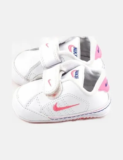 Nike Deportiva blanca logo