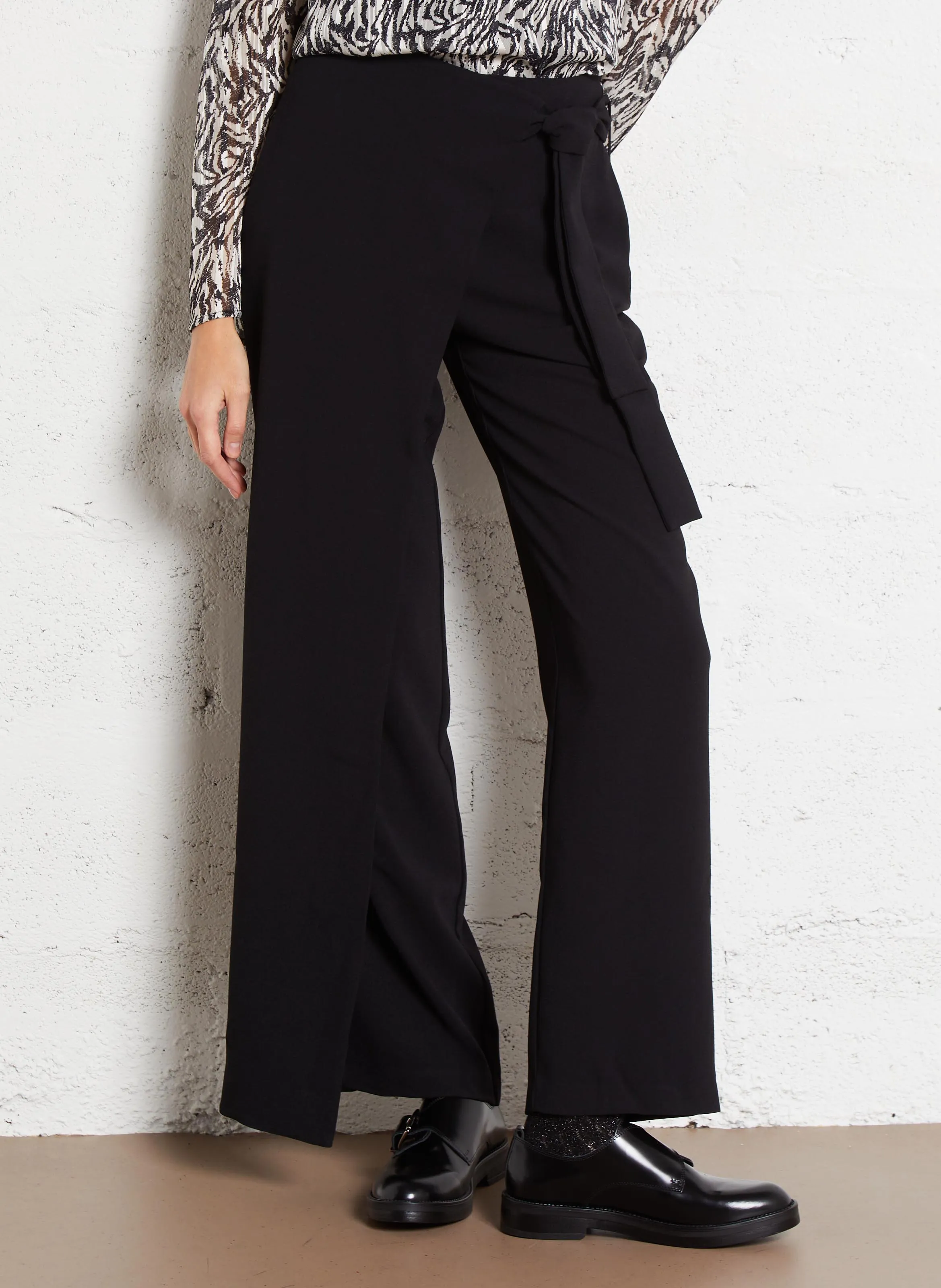 Pantalón recto con corte cruzado. en negro
