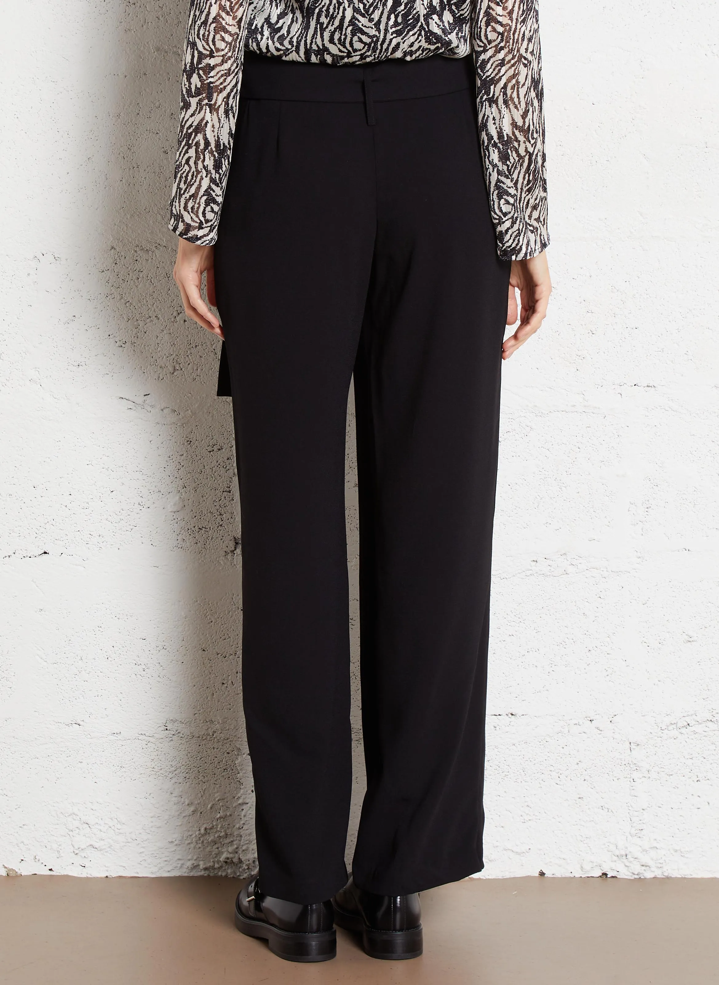 Pantalón recto con corte cruzado. en negro