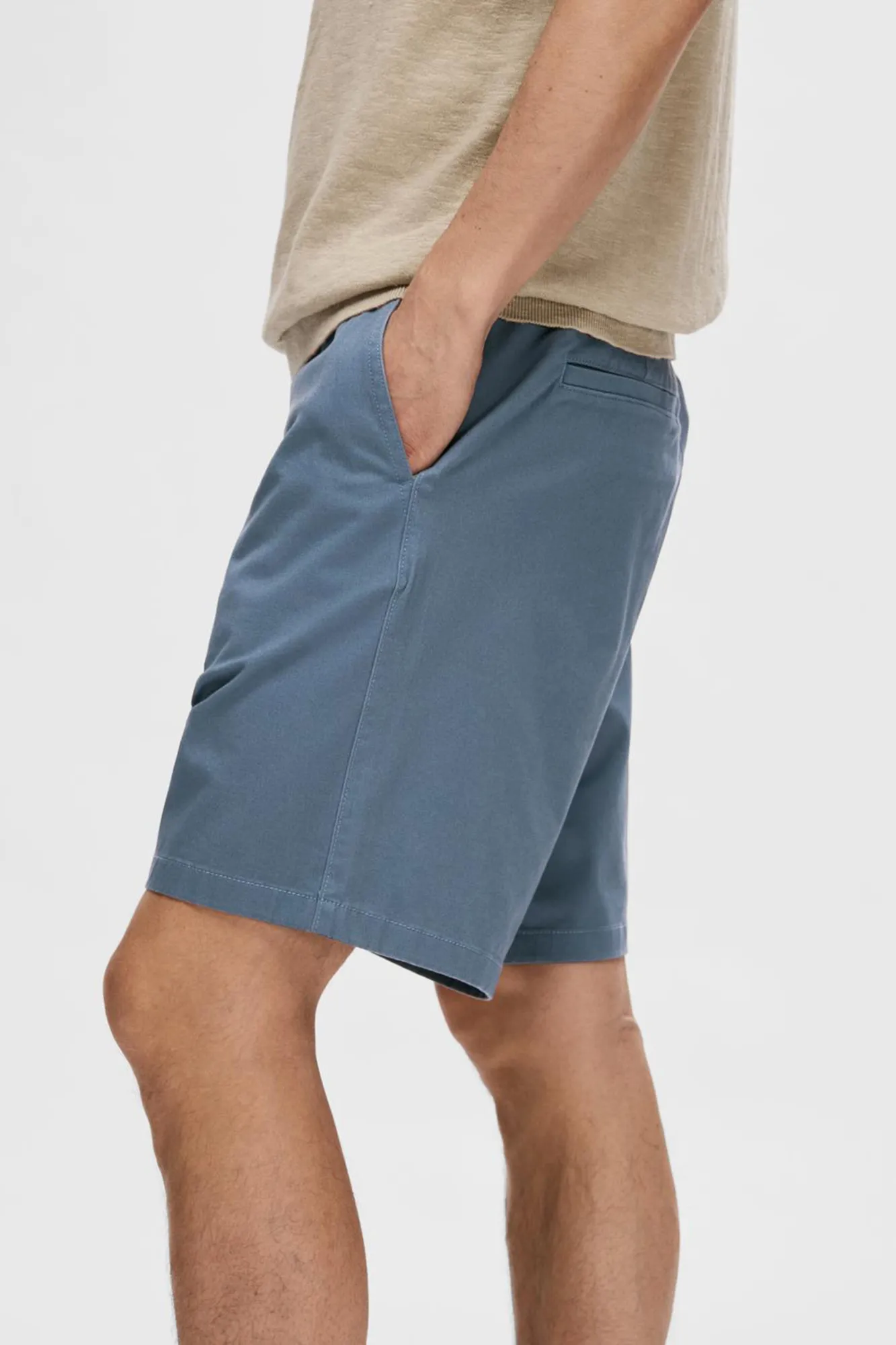 Selected Pantalón chino corto confeccionado con algodón orgánico.