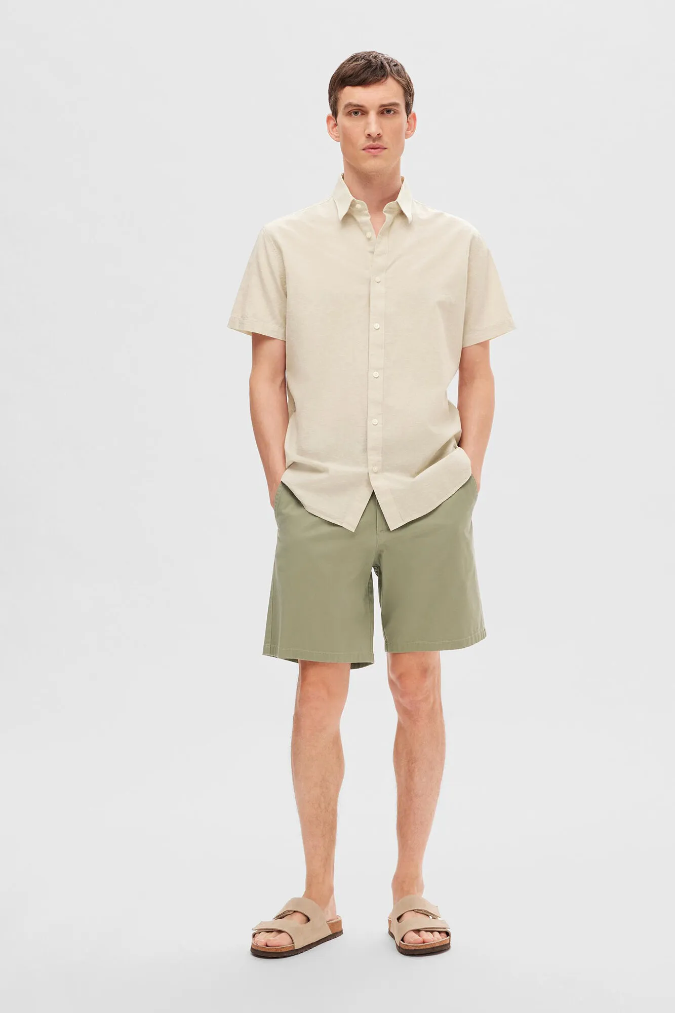Selected Pantalón chino corto confeccionado con algodón orgánico.