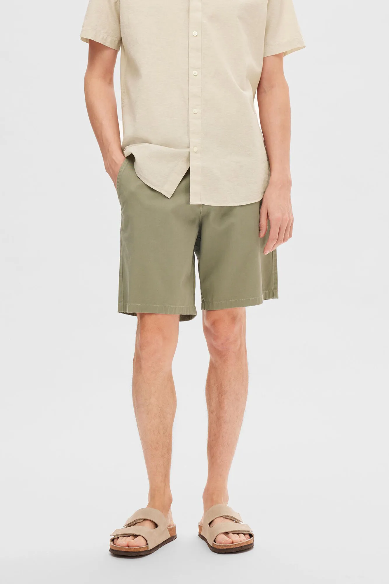 Selected Pantalón chino corto confeccionado con algodón orgánico.