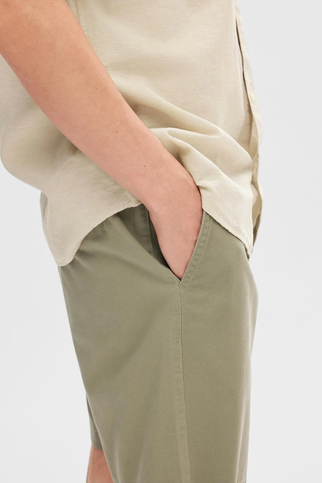 Selected Pantalón chino corto confeccionado con algodón orgánico.
