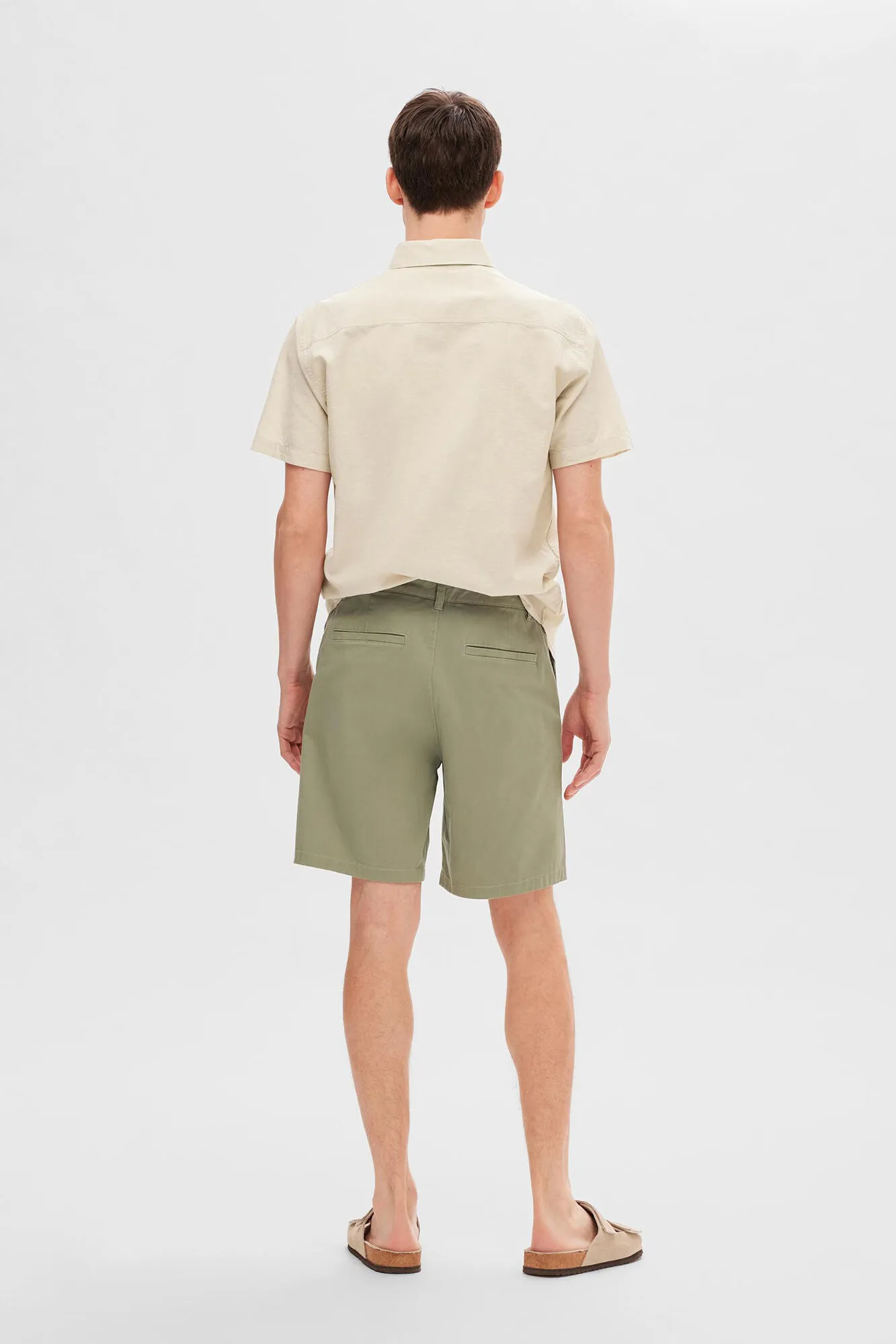 Selected Pantalón chino corto confeccionado con algodón orgánico.