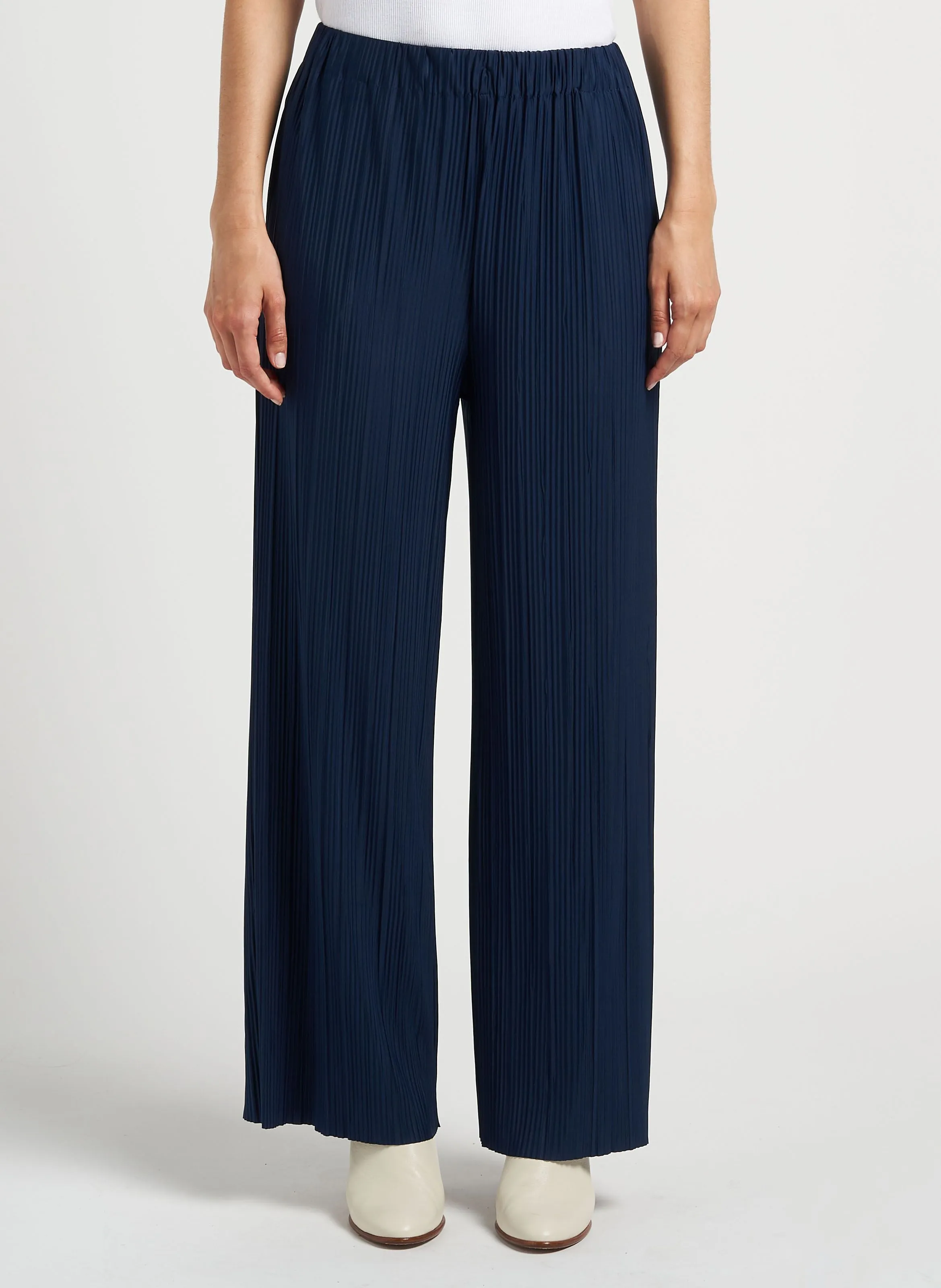 UMA  PANTALóN ANCHO PLISADO EN AZUL