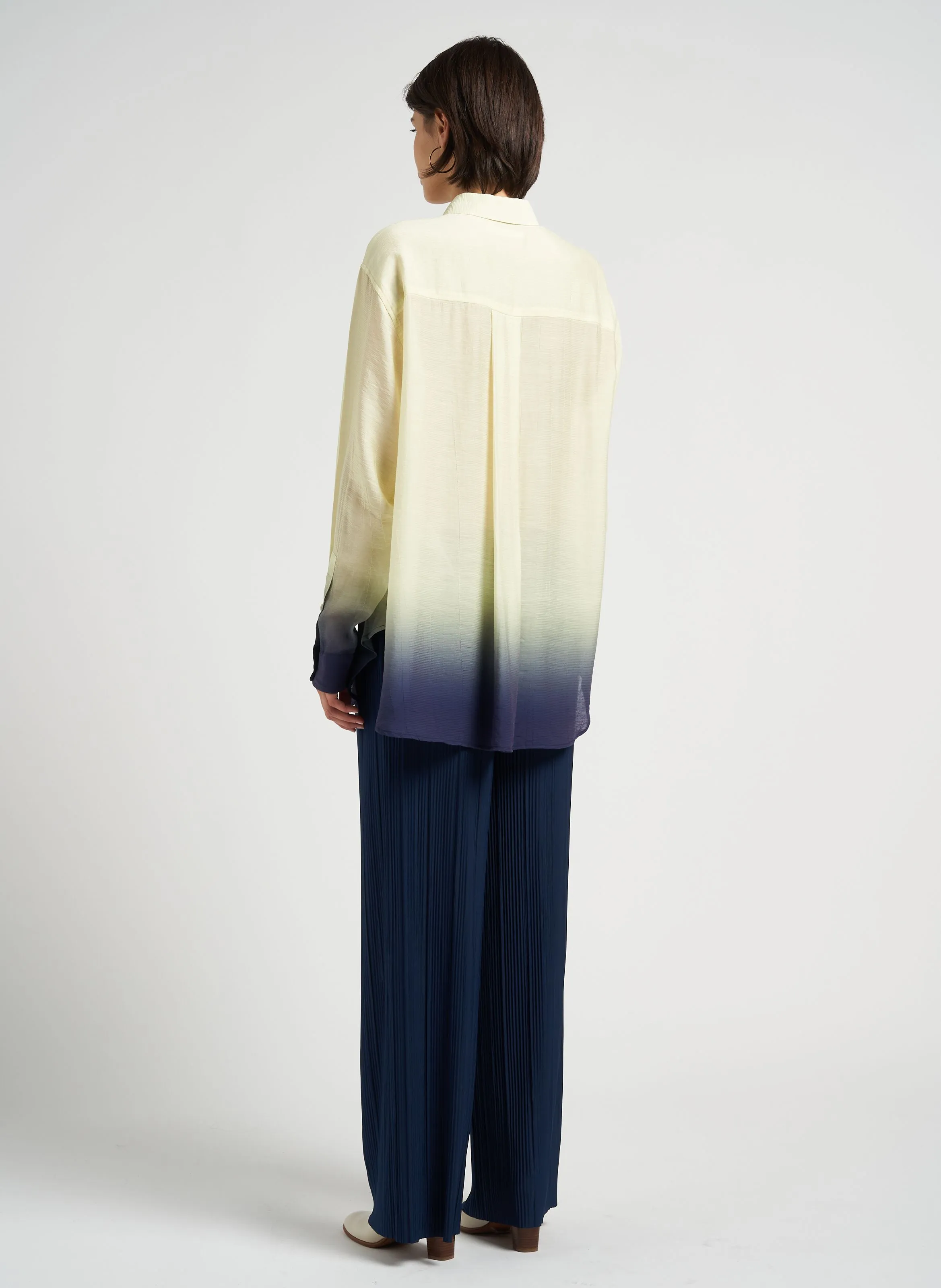UMA  PANTALóN ANCHO PLISADO EN AZUL