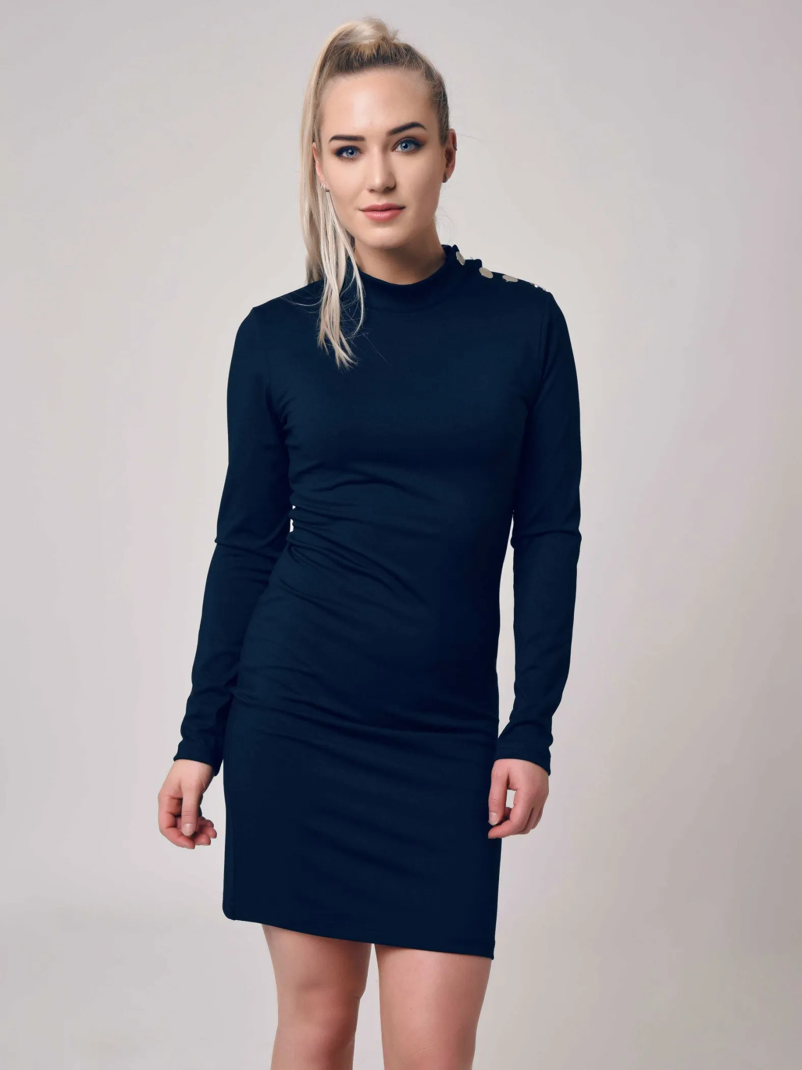 Vestido entallado con botones plateados, estilo oficial
