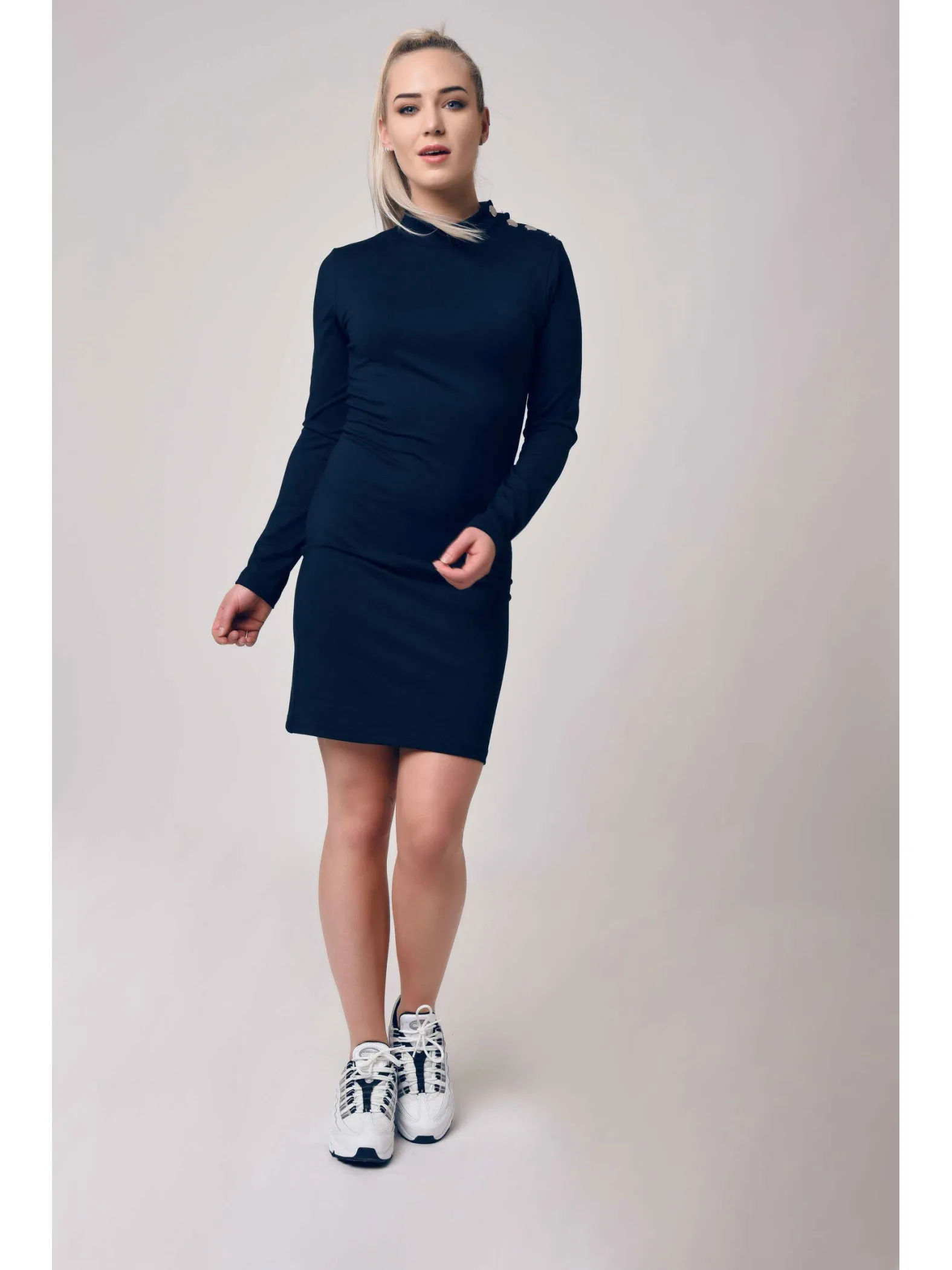 Vestido entallado con botones plateados, estilo oficial