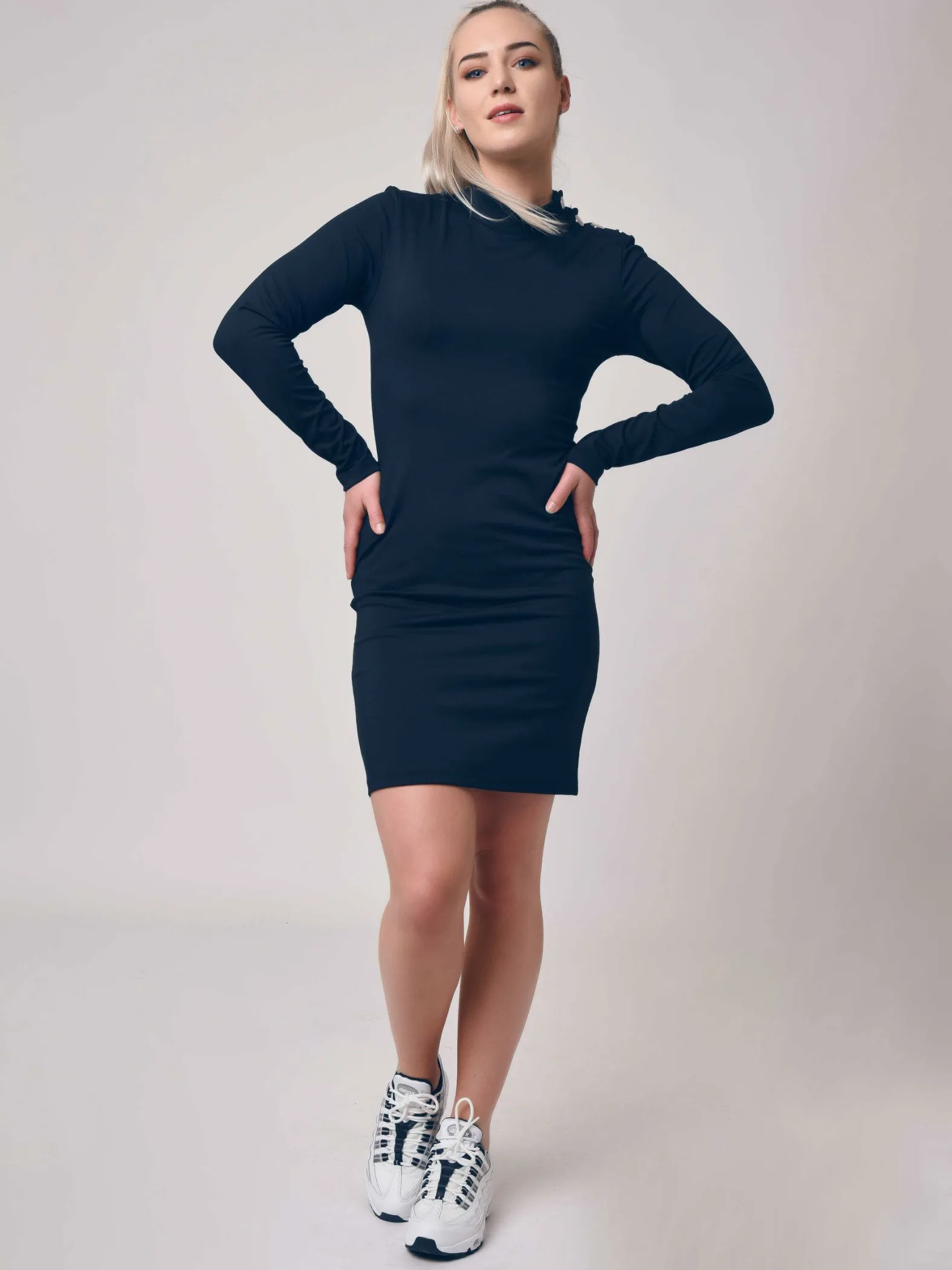 Vestido entallado con botones plateados, estilo oficial
