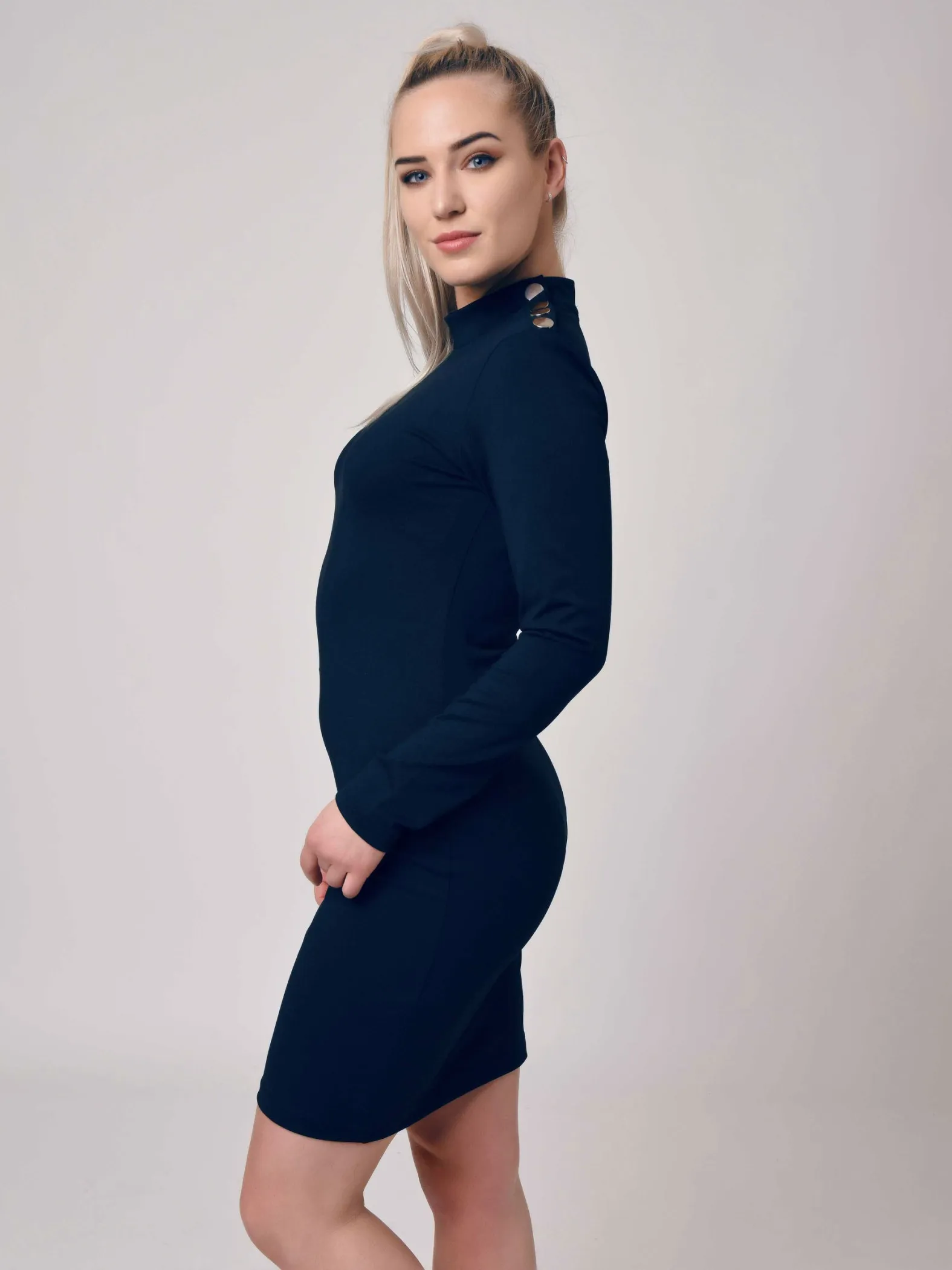 Vestido entallado con botones plateados, estilo oficial