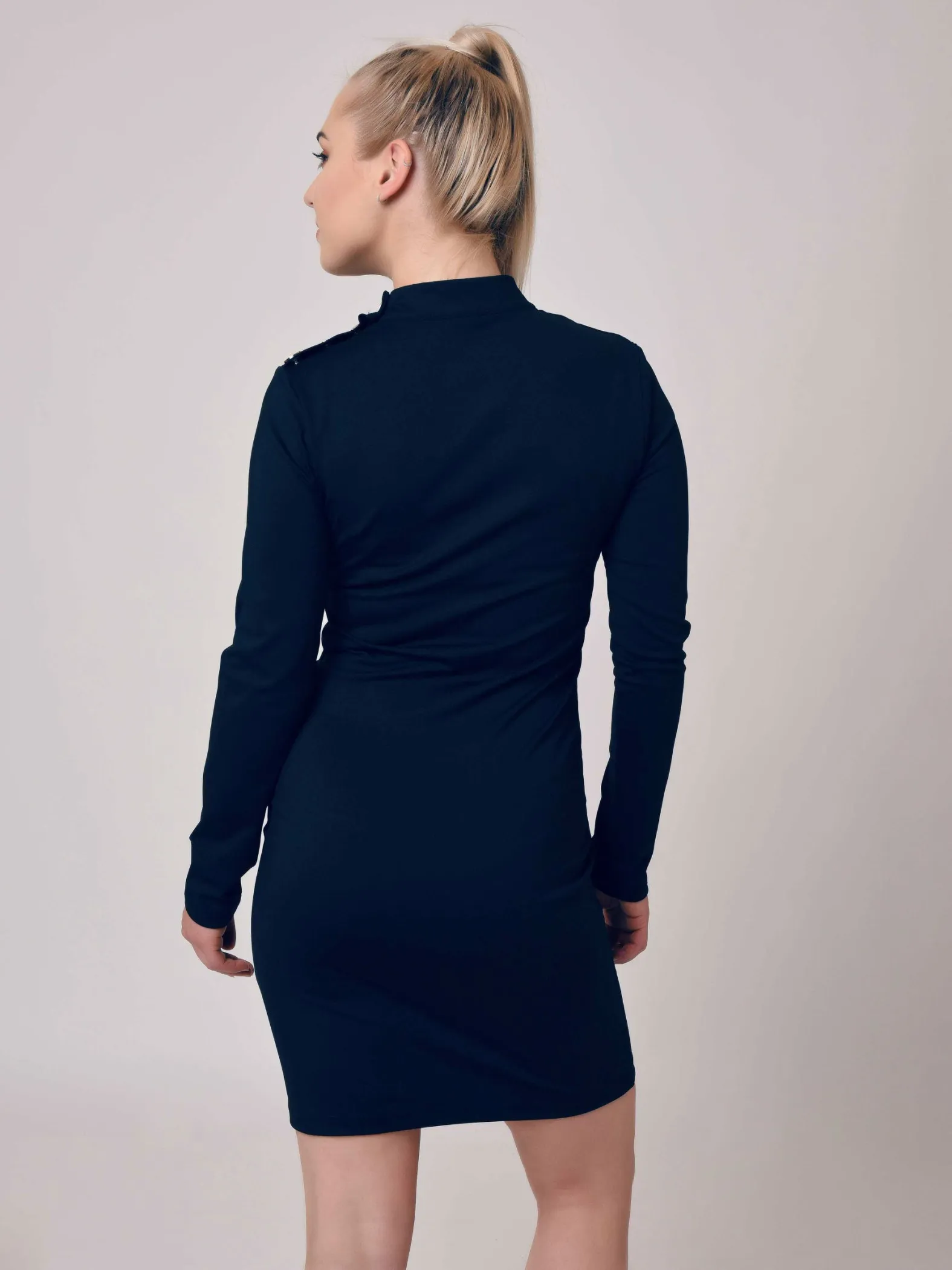 Vestido entallado con botones plateados, estilo oficial
